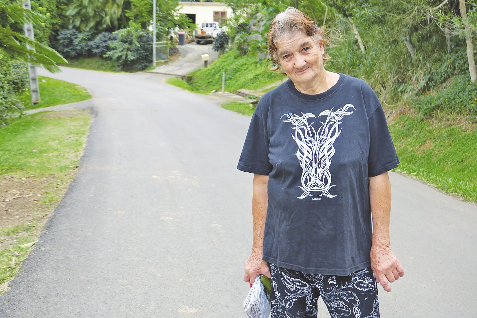 Arrivée en 1965, Evelyne a été parmi les premiers habitants de la rue Burck. Elle aime pouvoir aller faire ses courses à pied au rond-point de Robinson, tout proche.