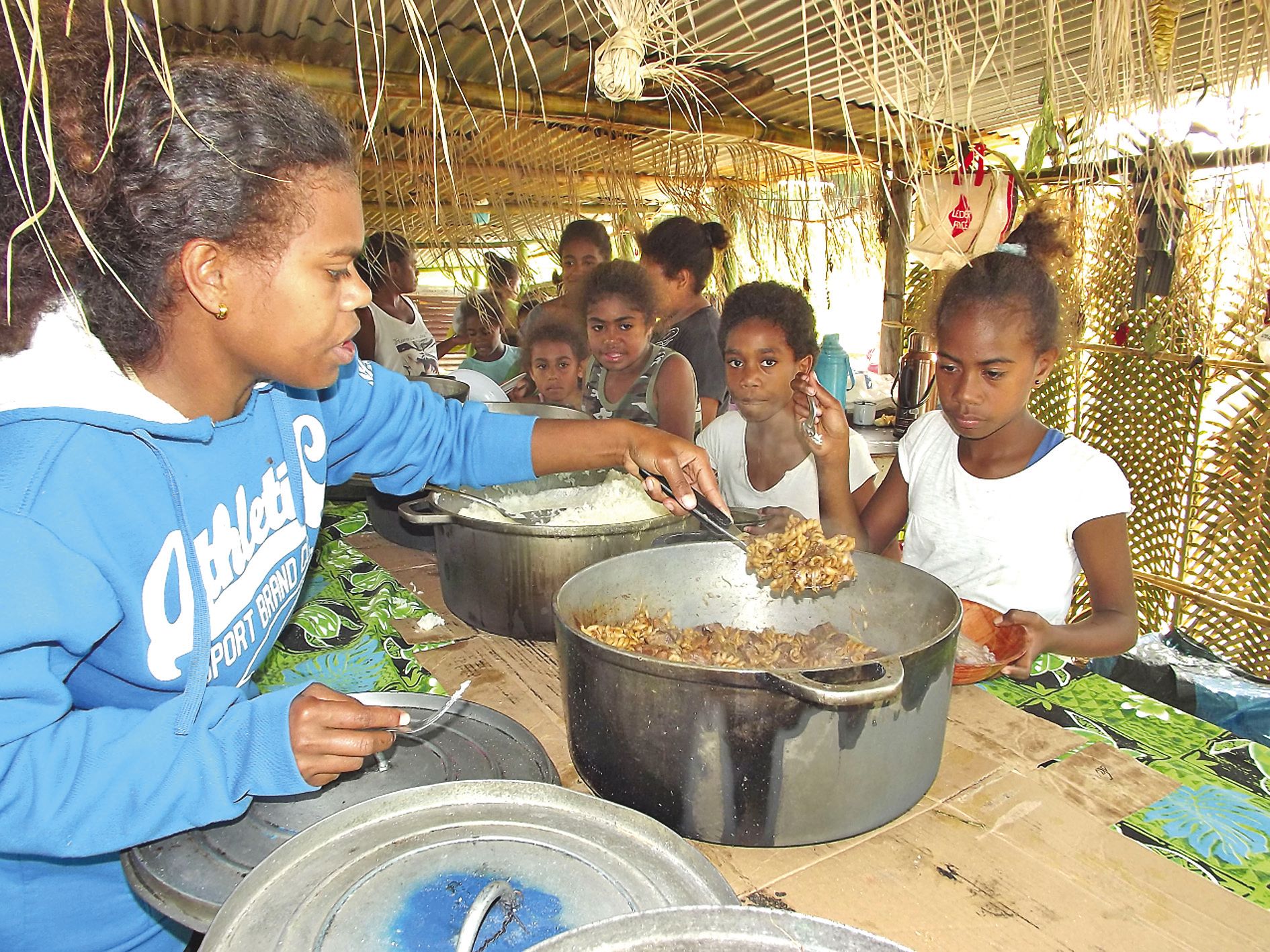 L’organisation est bien rodée. Chaque enfant prend ses couverts avant de se faire servir, puis chacun lave son assiette avant d’aller se reposer.
