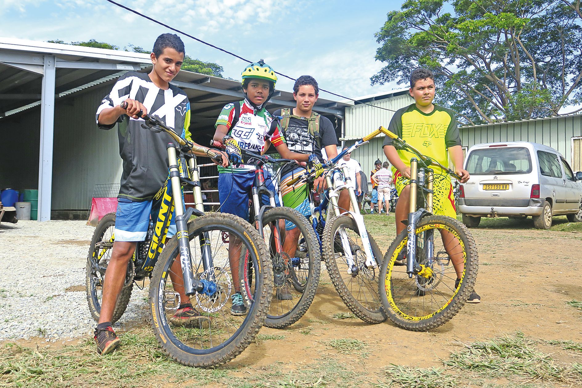 La VTT Cancer n’est pas une course, mais pour cette petite bande venue du Mont-Dore, c’est tout comme. « Je suis arrivé premier du circuit de 12 km, raconte fièrement Jean, 13 ans, c’est choc de courir pour une juste cause. »