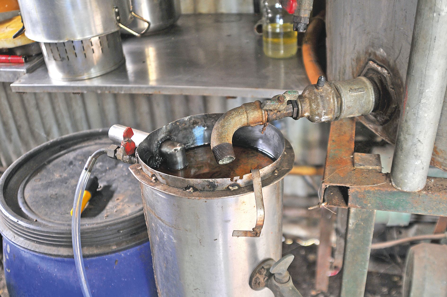 Les installations de la distillerie de Boulouparis, où l’on produit, en plus d’huiles essentielles, des spiritueux, du savon ou de la cosmétique.