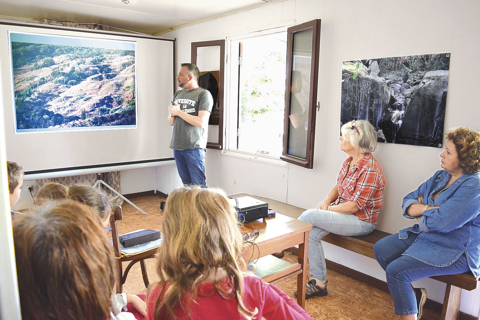 Louis Lagarde, docteur en préhistoire et maître de conférences à l’Université, a proposé une rapide présentation des poteries et des pétroglyphes du sud de la Grande Terre.