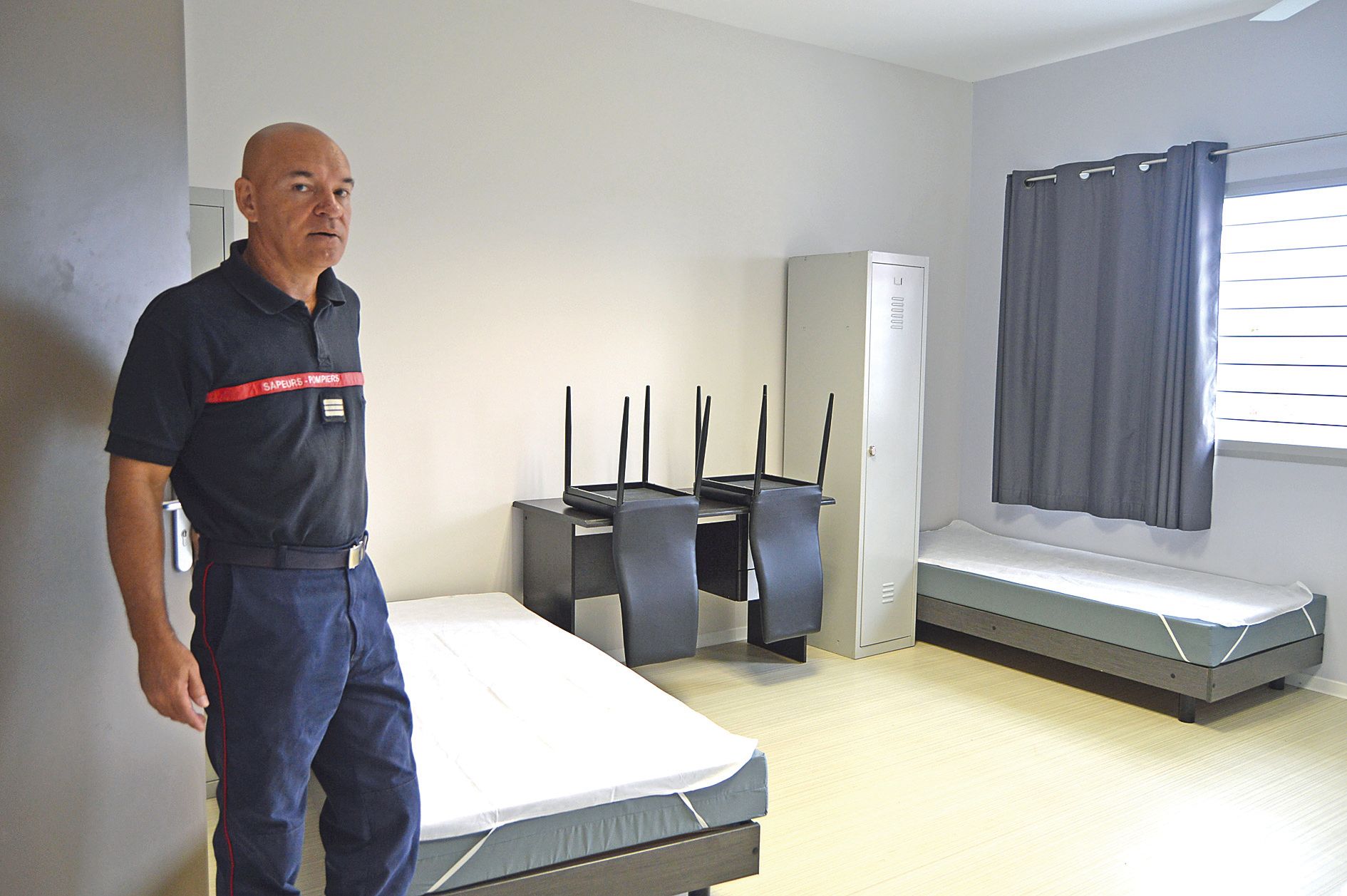 Salle commune, foyer, cuisine, chambres (photo), casiers personnels sont réunis dans un pôle vie, présente  le capitaine Sylvio Loquet.