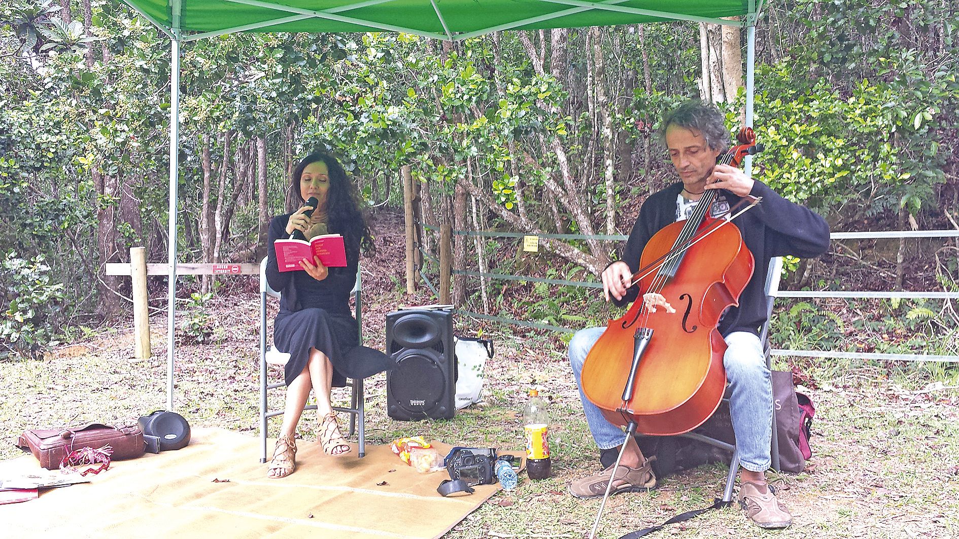 Un duo de poésie et de violoncelle a été proposé aux visiteurs  par Imasango et Matthieu Monere.