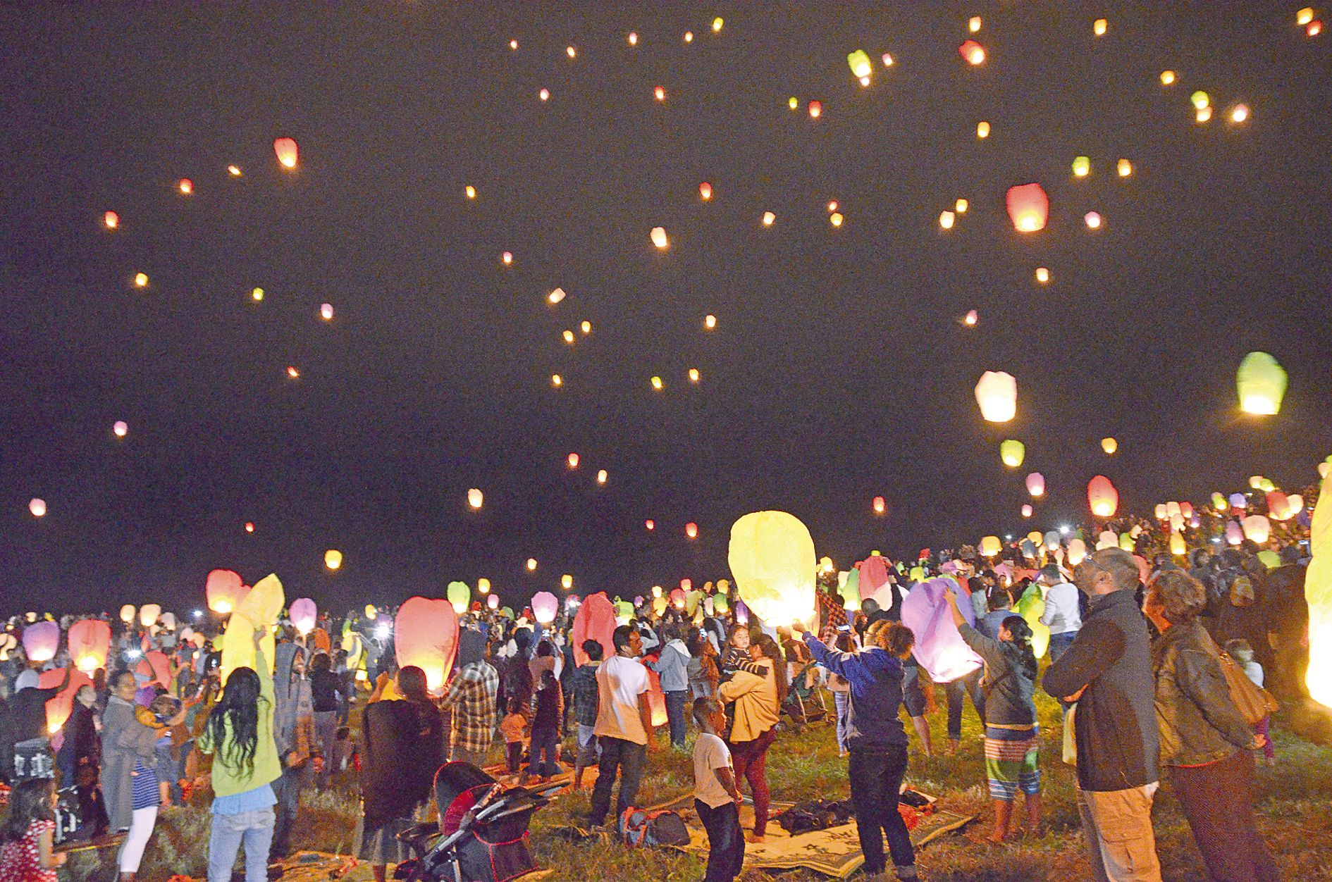 Point d’orgue de la soirée, le lâcher de lanternes célestes a illuminé le ciel de la ville, vers 20 heures. La soirée s’est ensuite poursuivie avec un concert du groupe australien Iluka, invité par la municipalité.