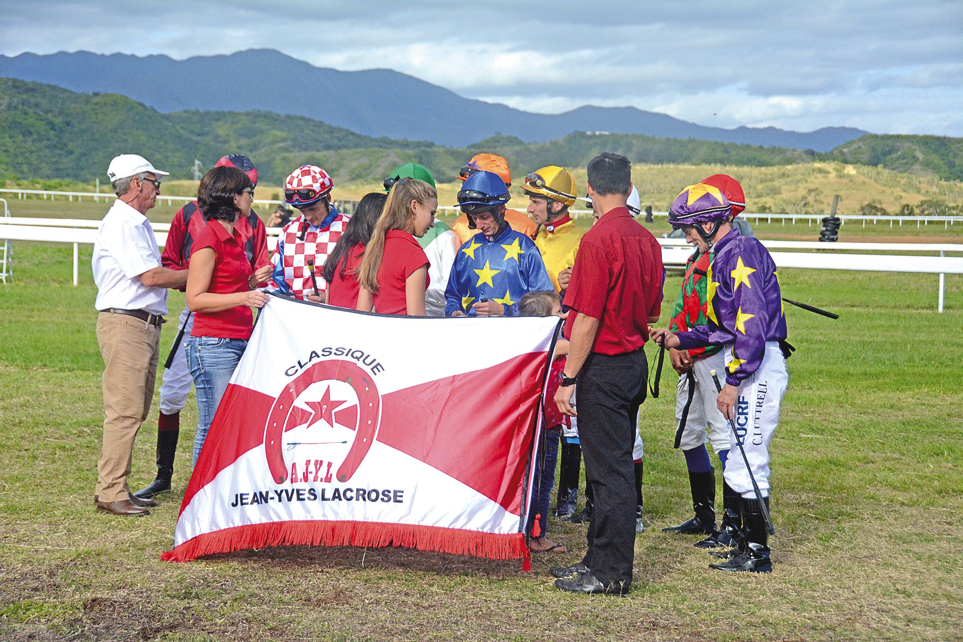 Les jockeys ont rendu hommage à Jean-Yves Lacrose, jockey calédonien décédé en 2008, avant la course.