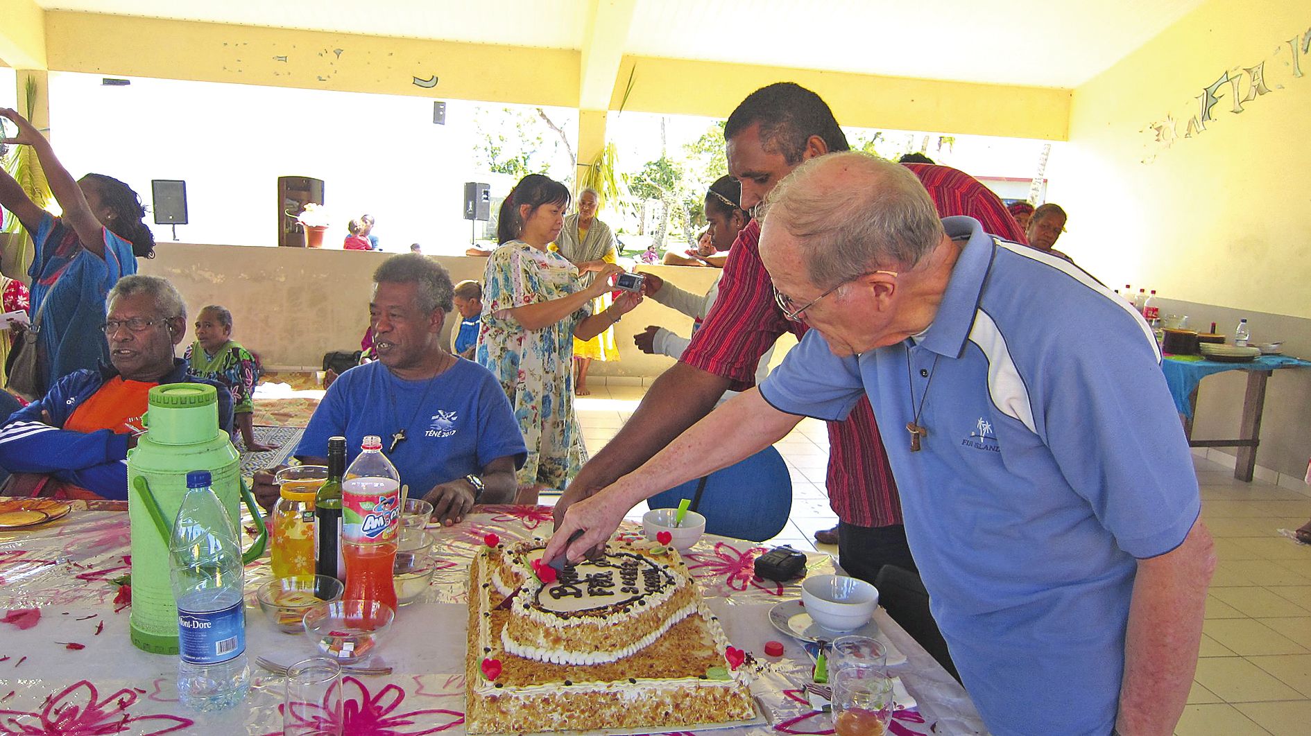 Vendredi a eu lieu la fête du Sacré-Cœur à la tribu de Qanono avec une centaine  de personnes. Ensemble, elles ont partagé des chants, des danses, des taperas  et un gâteau avec le pasteur de la paroisse et le père Grossin.