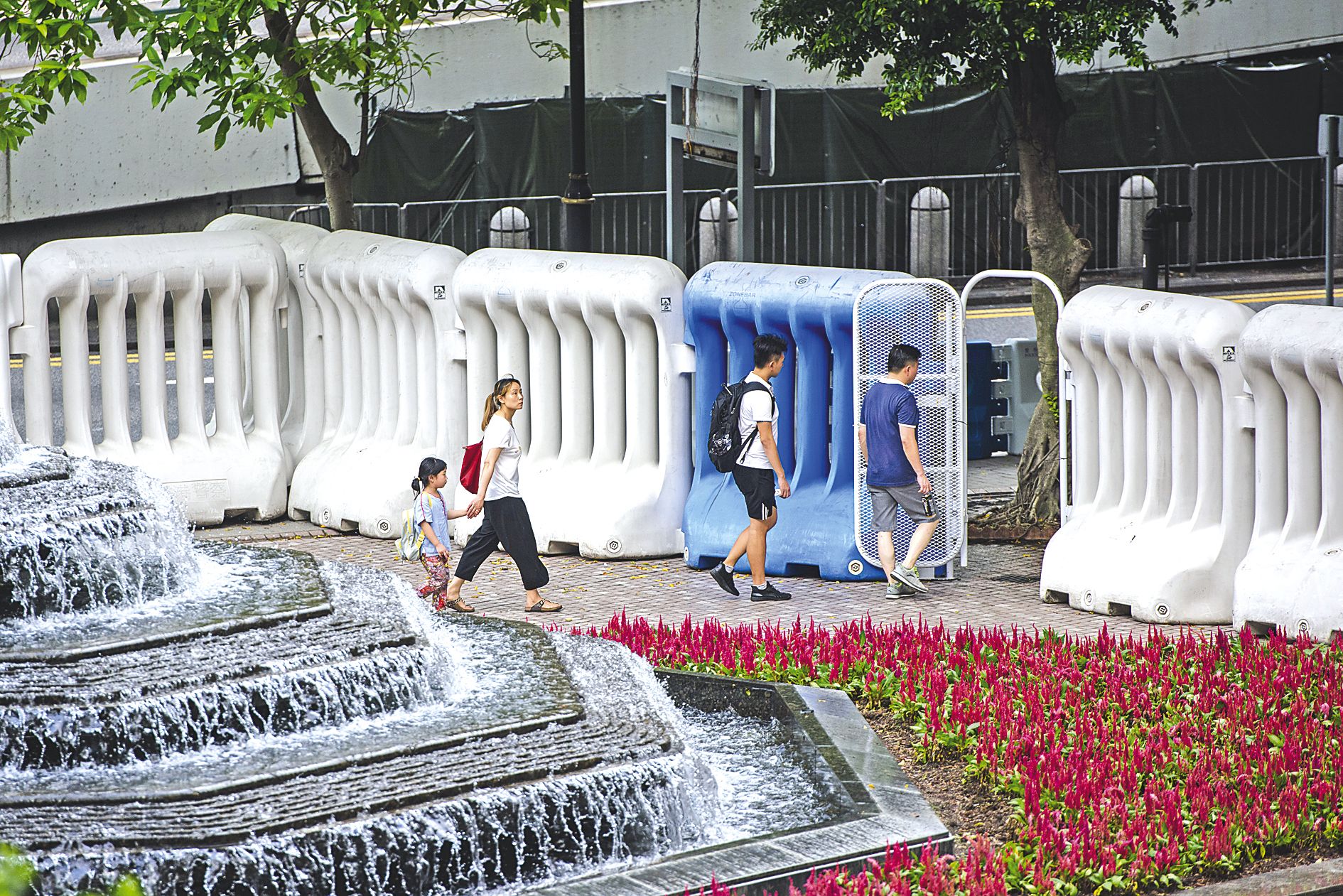 De nombreuses mesures de sécurité, dont ces barrières, ont été prises à l’occasion de la visite du président chinois.