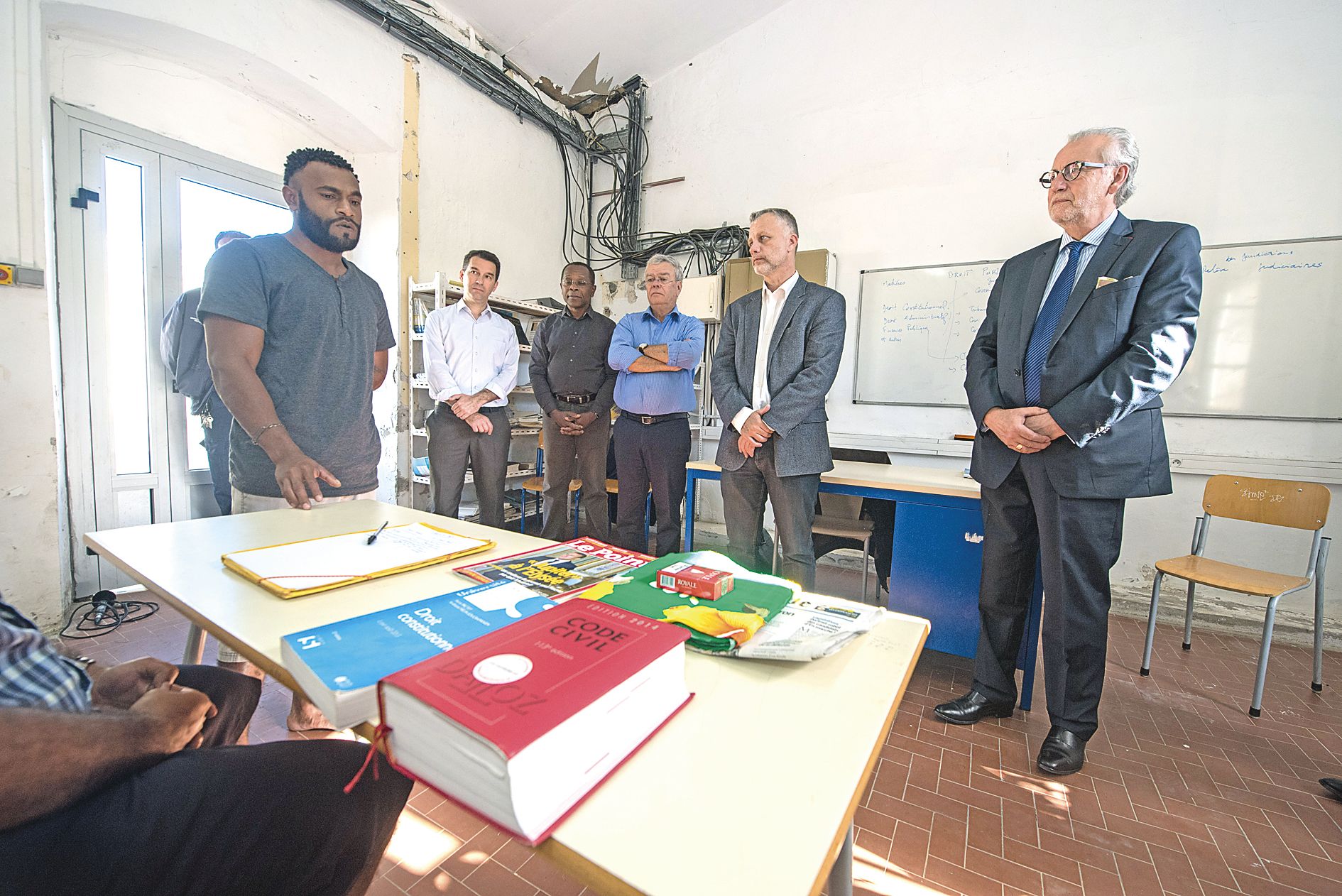 Pascal Eydoux, président du Conseil national des barreaux (à droite), a remis les diplômes aux détenus : « Nous savons que si vous êtes ici, c’est que la vie n’a pas toujours été tendre avec vous tous les jours. J’espère que cet enseignement vous permettr