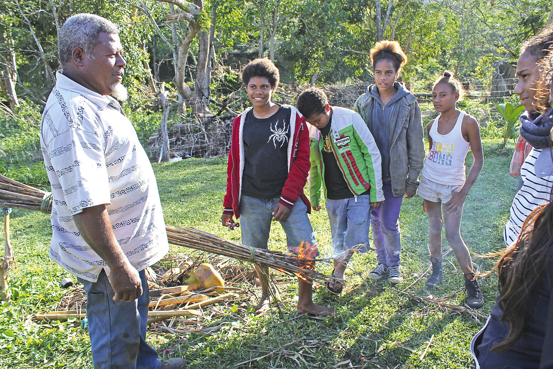 Jean-Luc Hoveureux, un papa de la tribu, a perpétué la tradition en montrant aux jeunes, captivés, comment les « vieux » fabriquaient des torches. « La fée électricité n’existait pas à cette époque. Nos aïeux utilisaient donc des matériaux naturels, y compris pour obtenir le feu », a-t-il expliqué.
