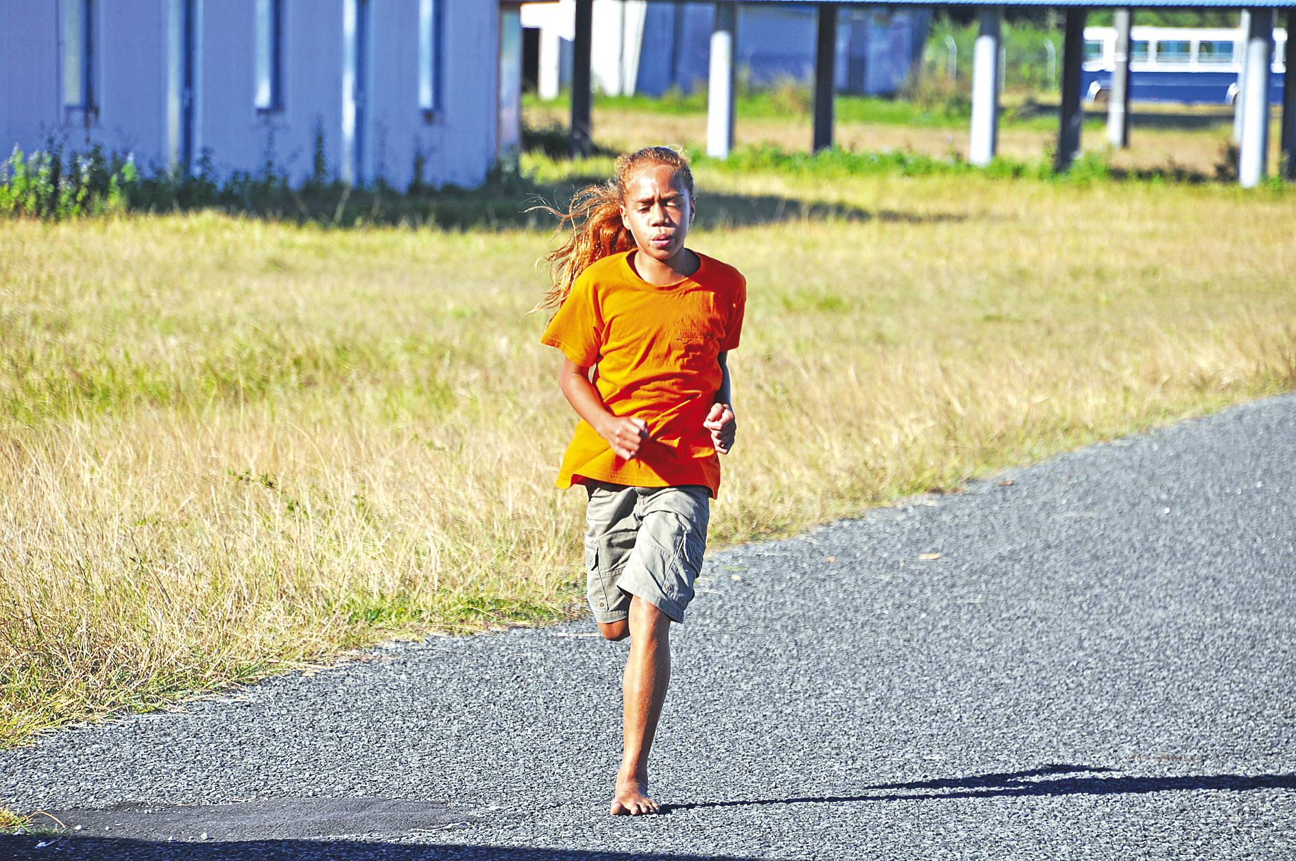Evelyne Waheo, en classe de 6e au collège de Tadine, a impressionné par un style et un rythme qui l’ont menée à une nette victoire lors de la course des benjamines. Un petit gabarit qui pourrait aller loin et qui donne des ailes à son équipe pour la renco