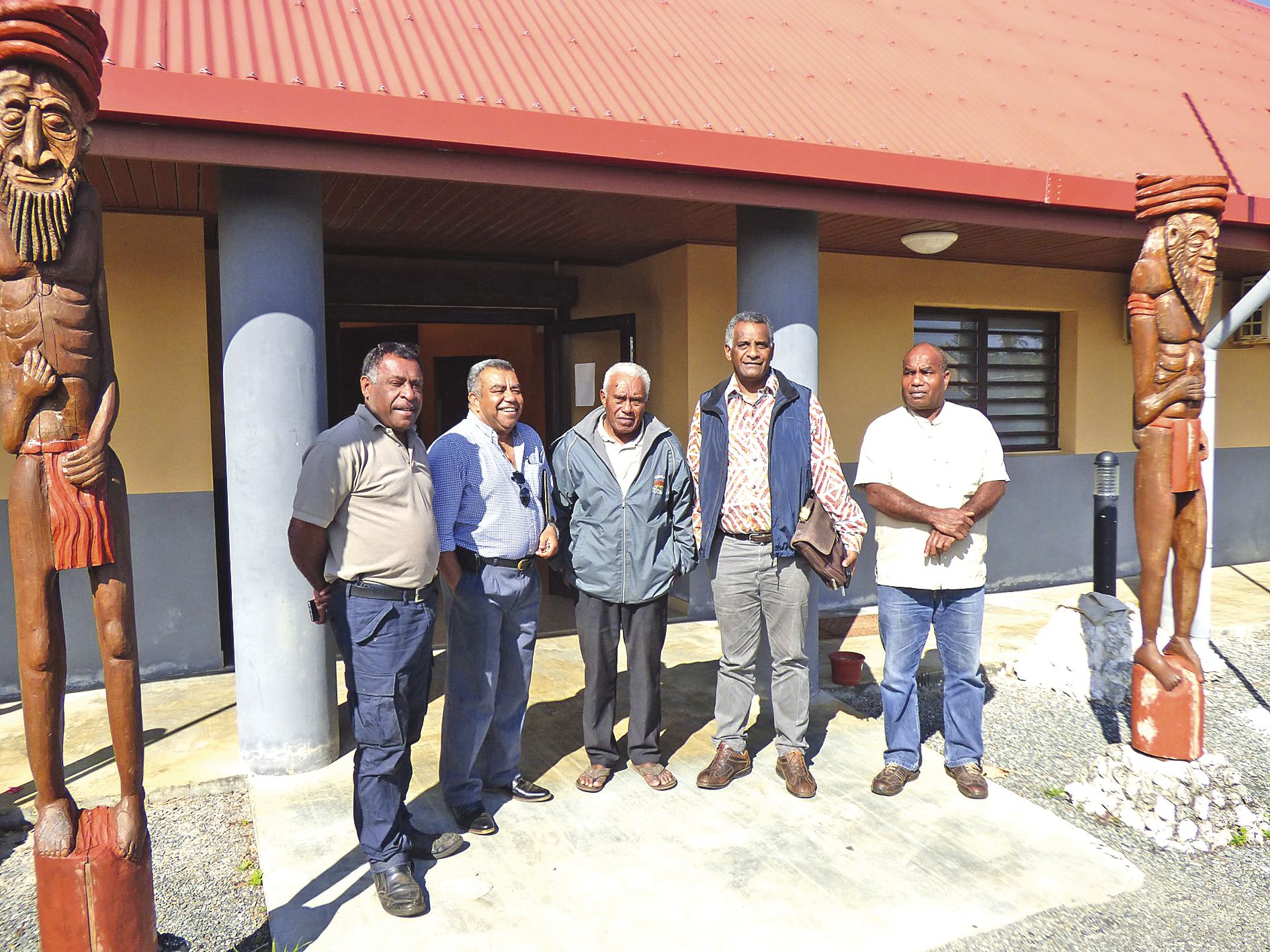 La délégation du vice-rectorat et les représentants des trois grandes chefferies à l’aire coutumière, lundi.