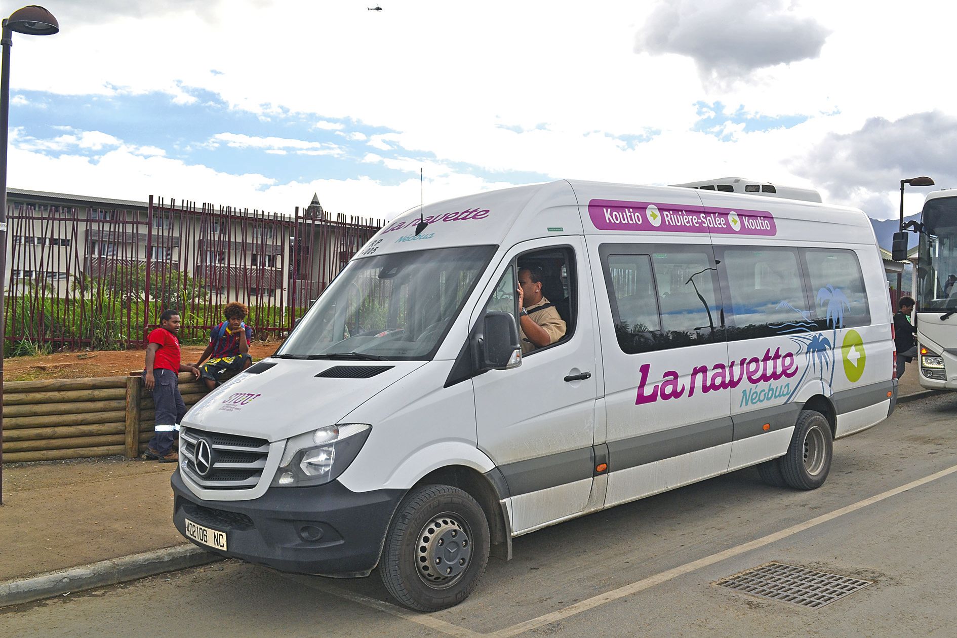 La navette véhicule les passagers, dans un sens comme dans l’autre, toutes les 30 minutes.
