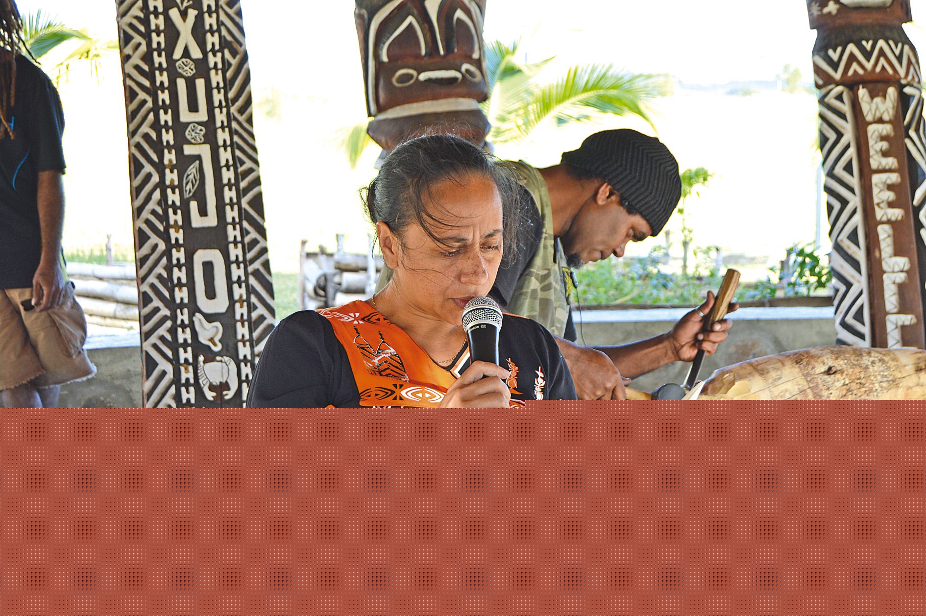 Une pause pour écouter. Noëlla Poémate a lu un extrait  de son livre, Je suis un enfant de la rivière, sous le faré.