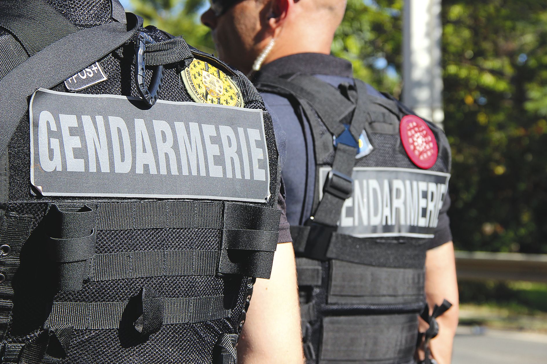 En plus de quatre arrestations, les gendarmes ont mené des dizaines d’auditions pour  comprendre le déroulé des violences. Le ou les tireurs sont toujours activement recherchés.