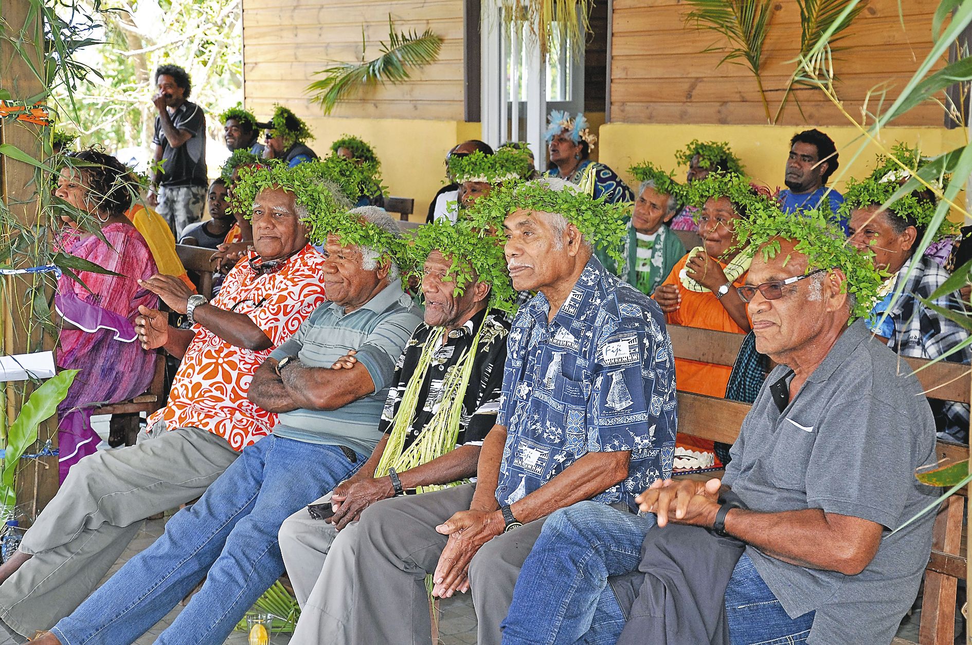 Le 22 octobre 2016 à Maré lors d’une fête communale en l’honneur des vieux moniteurs.  Philippe Manané, à droite, se tient près de ses anciens collègues de l’enseignement.  Après avoir exercé sur tout le territoire, il occupera son dernier poste chez lui,