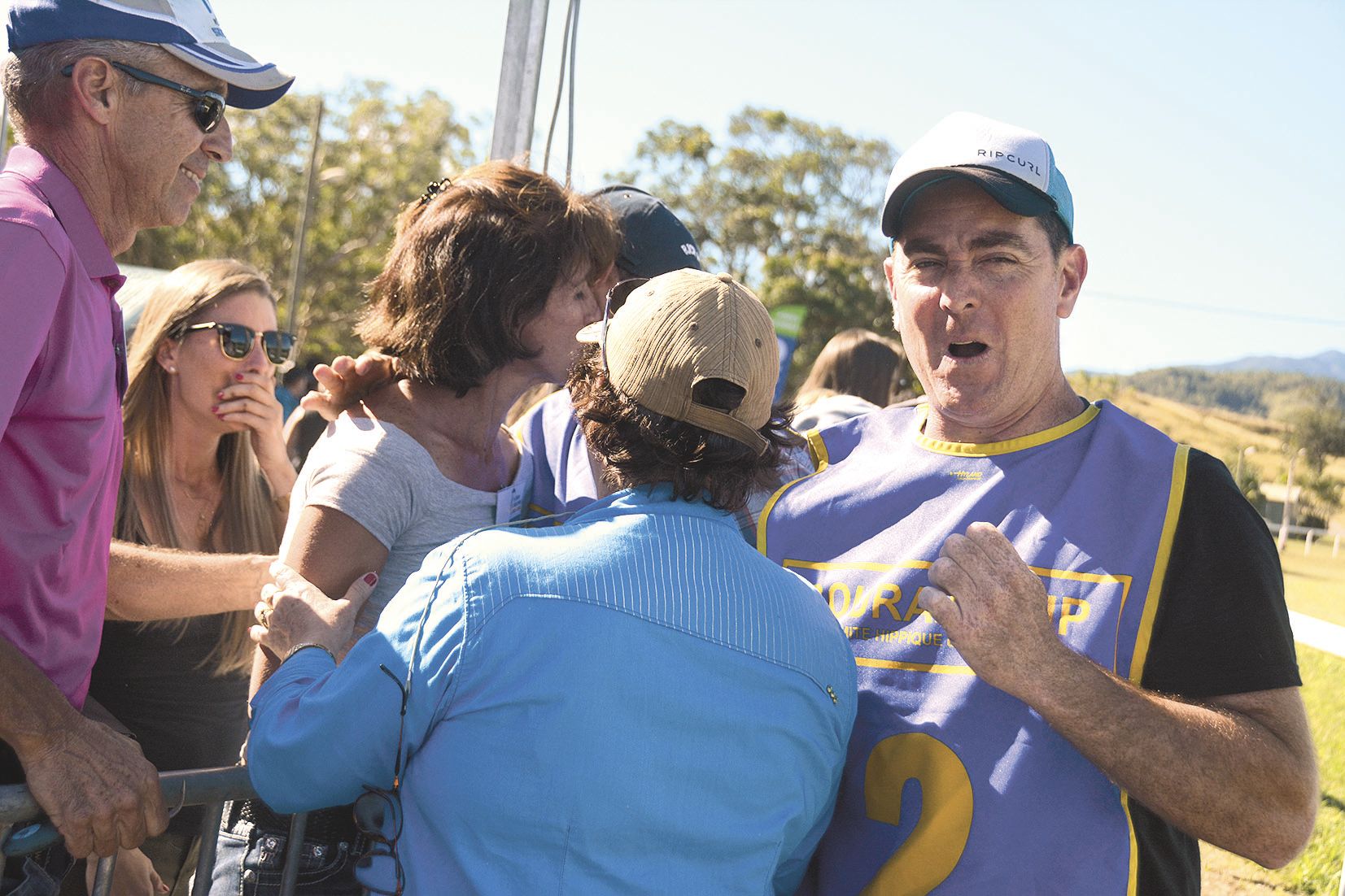 Explosion de joie dans le camp de l’écurie Sarraméa après la victoire de son cheval.