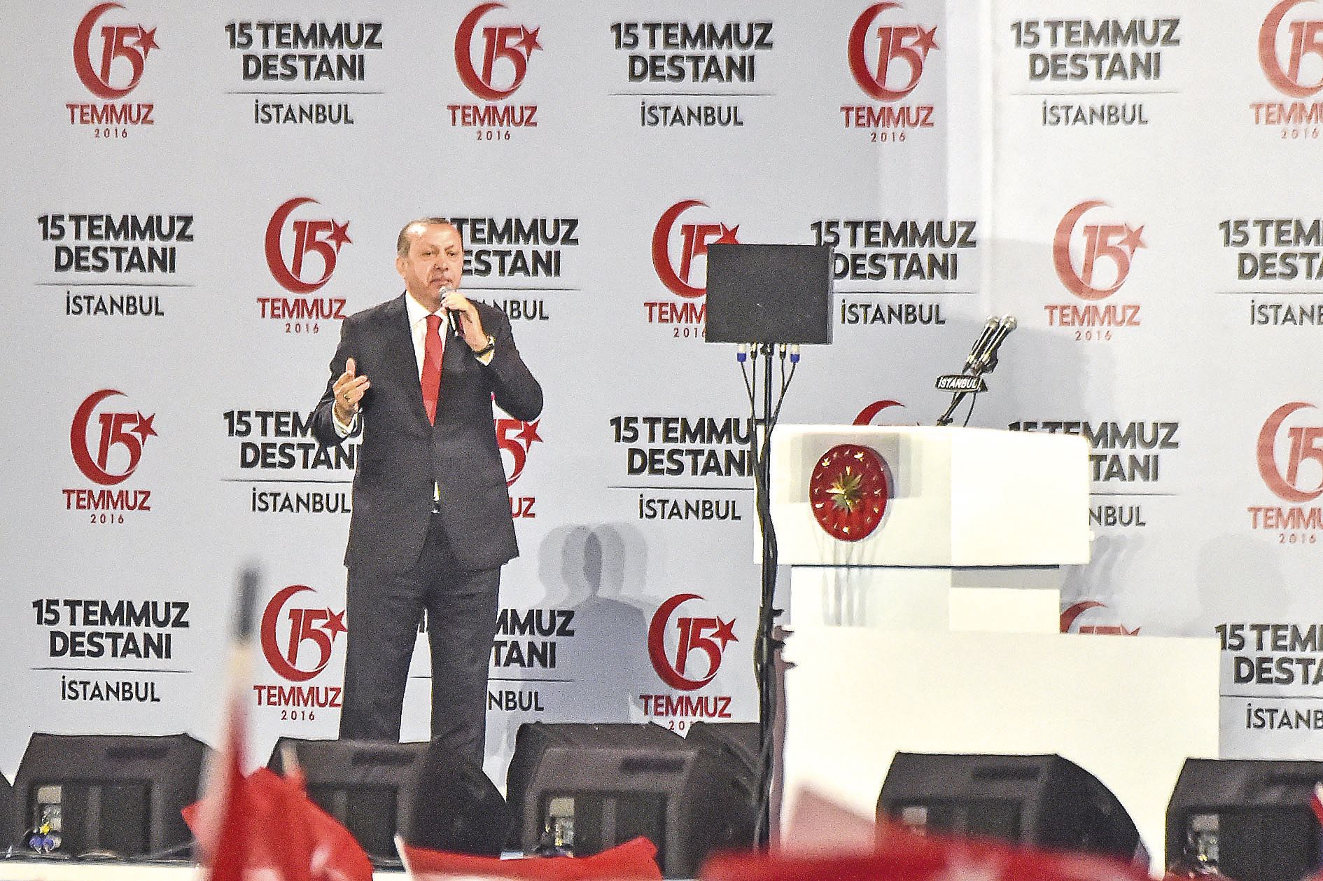 Le président Erdogan, samedi soir : sa riposte musclée suscite l’inquiétude de ses opposants.