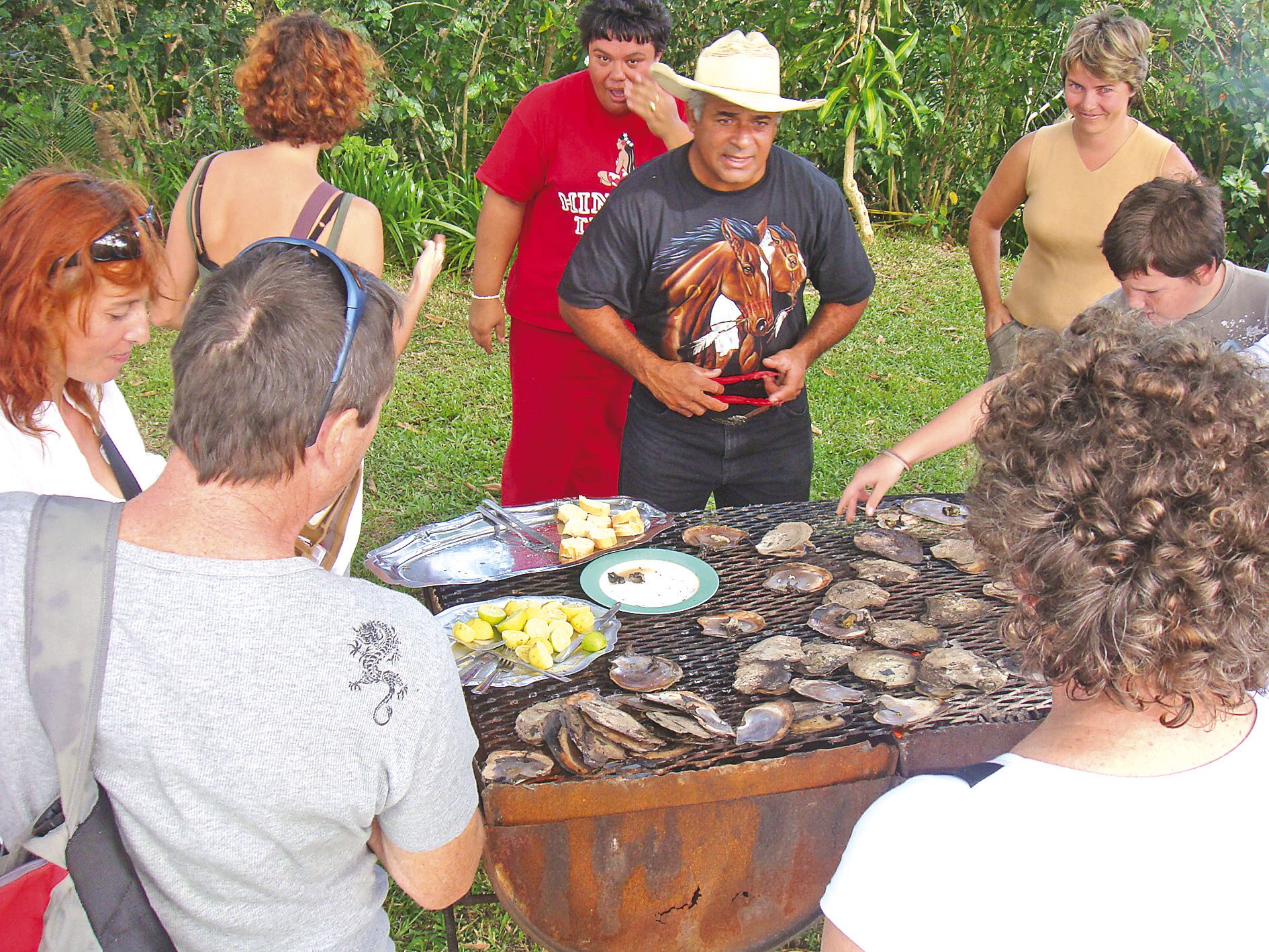 Quand il n’est pas sur un engin, Tino donne un coup de main, comme ici,  en mai 2009, lors de la Fête de la pintadine.