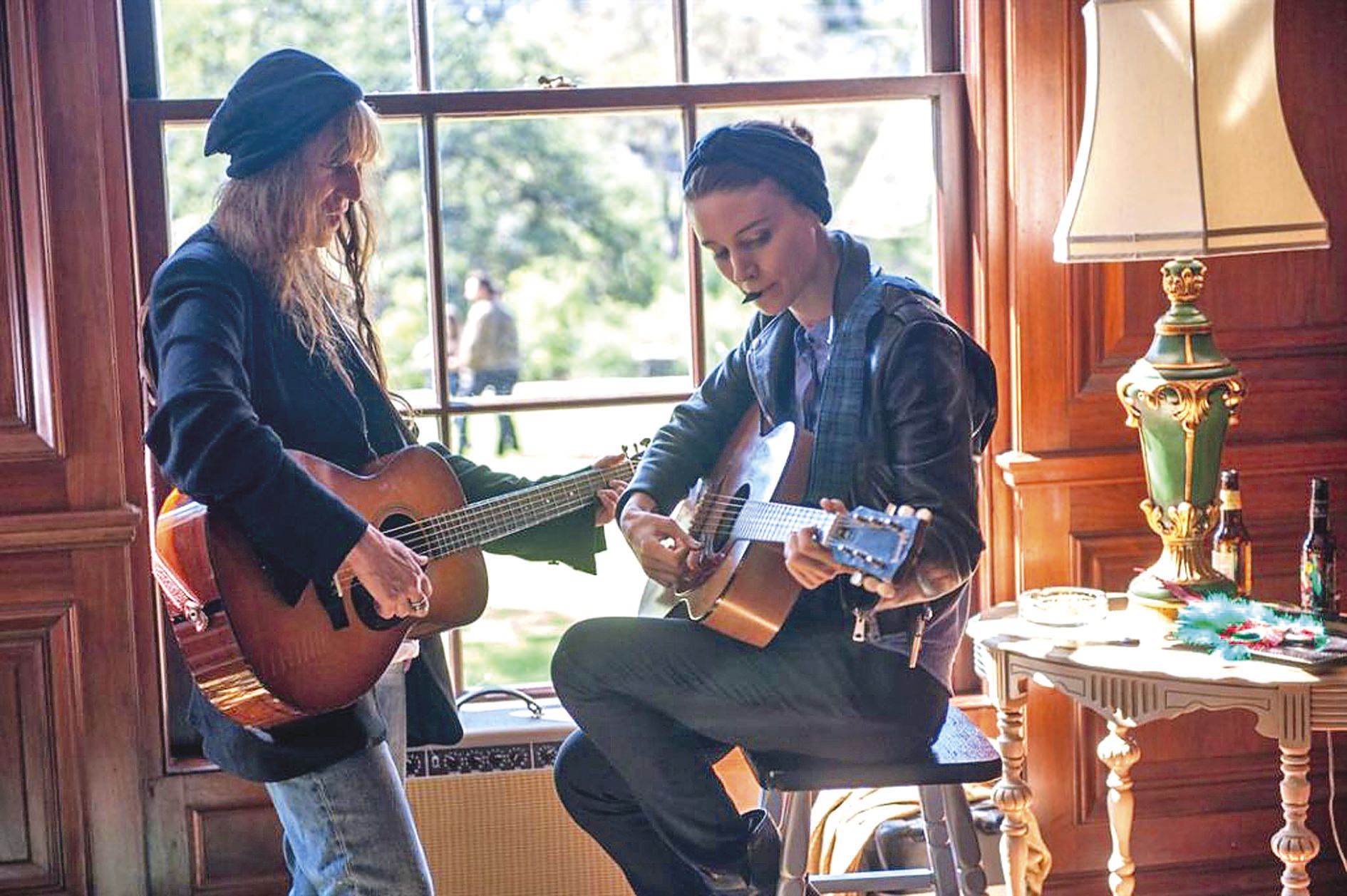 Terrence Malick s’est entouré de prestigieux musiciens,  comme Iggy Pop, Lykke Li ou ici Patti Smith (à gauche).