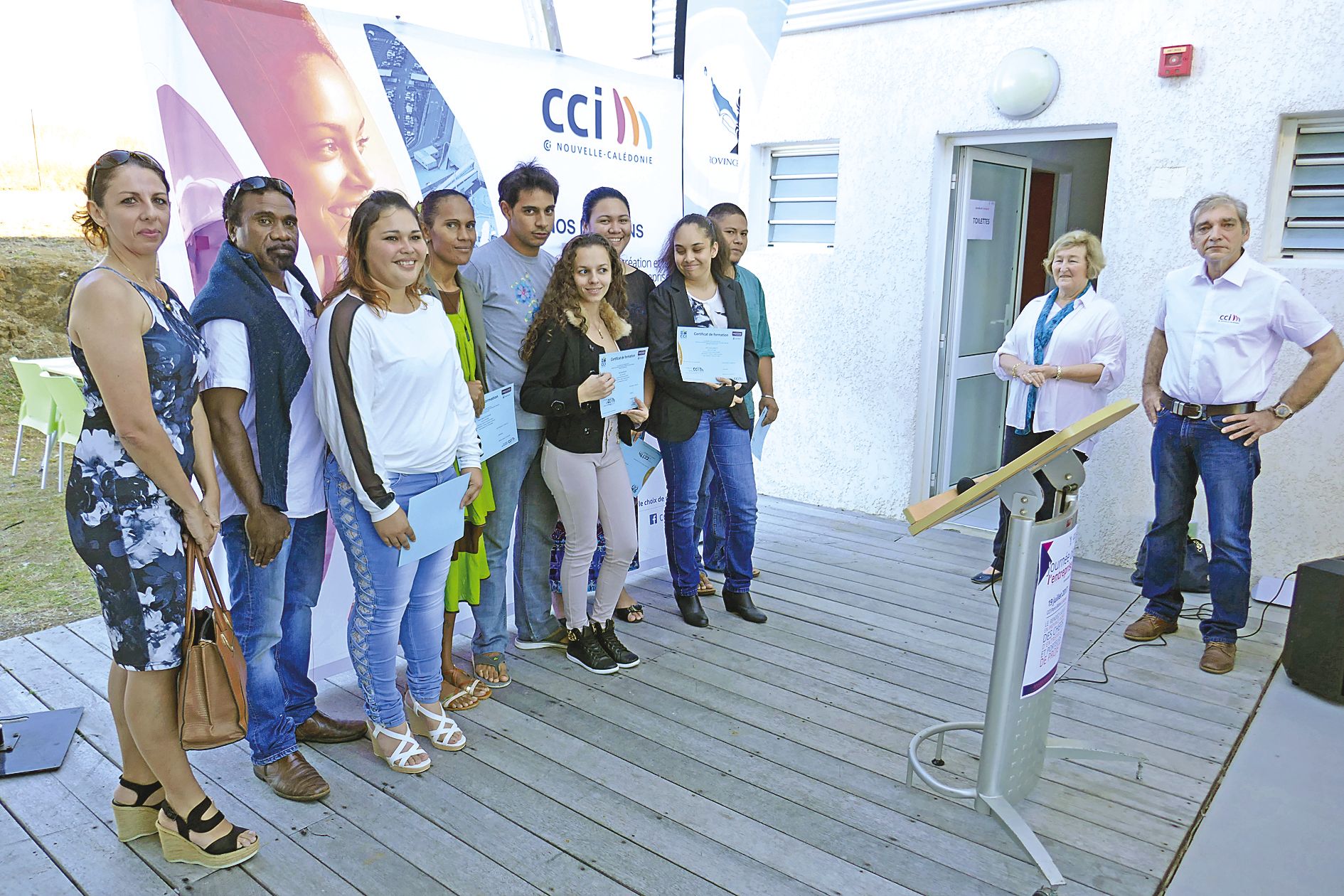 La promotion 2017 de la formation Negoventis, avec Jennifer Seagoe (à droite). Tous les diplômés habitent la province Nord.