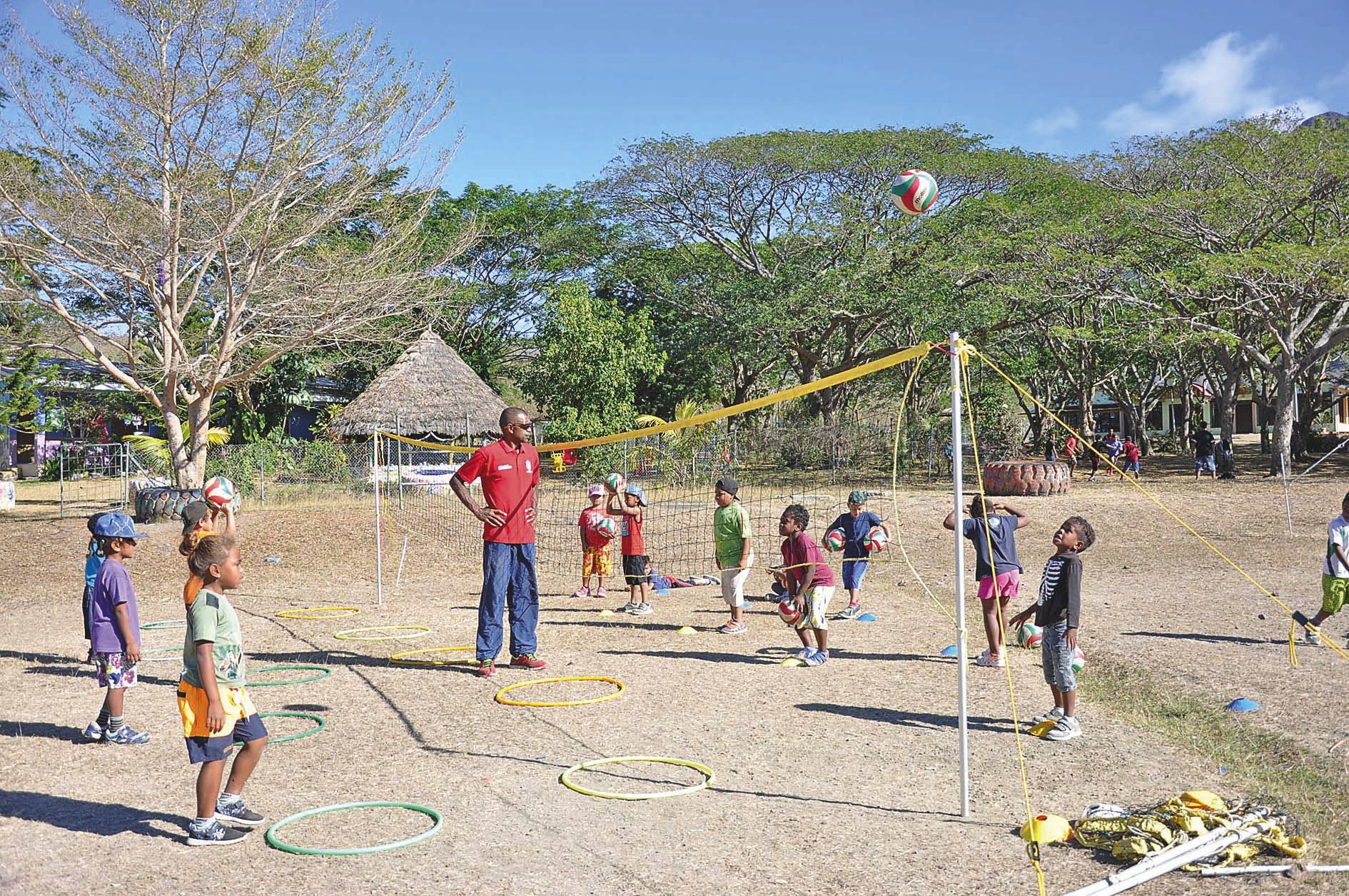 Les élèves de la classe de CP/CE1 s’initient à l’activité  volley-ball selon un cycle de neuf et dix séances annuelles.