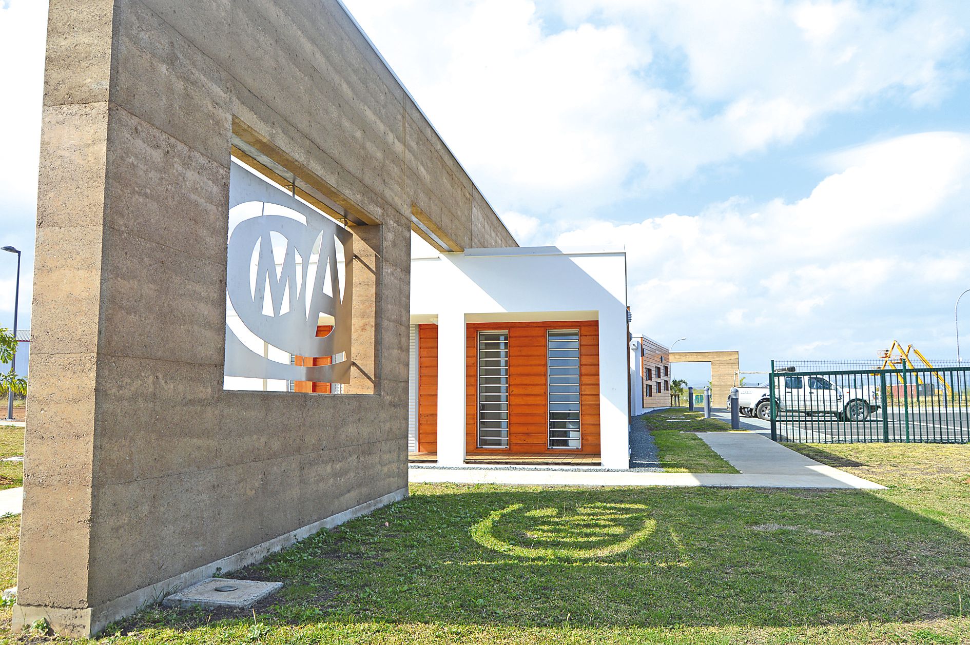 Un mur en béton de terre traverse le bâtiment construit en longueur, dont l’architecture est signée du cabinet KADH. Les locaux doivent être inaugurés aujourd’hui dans la matinée.