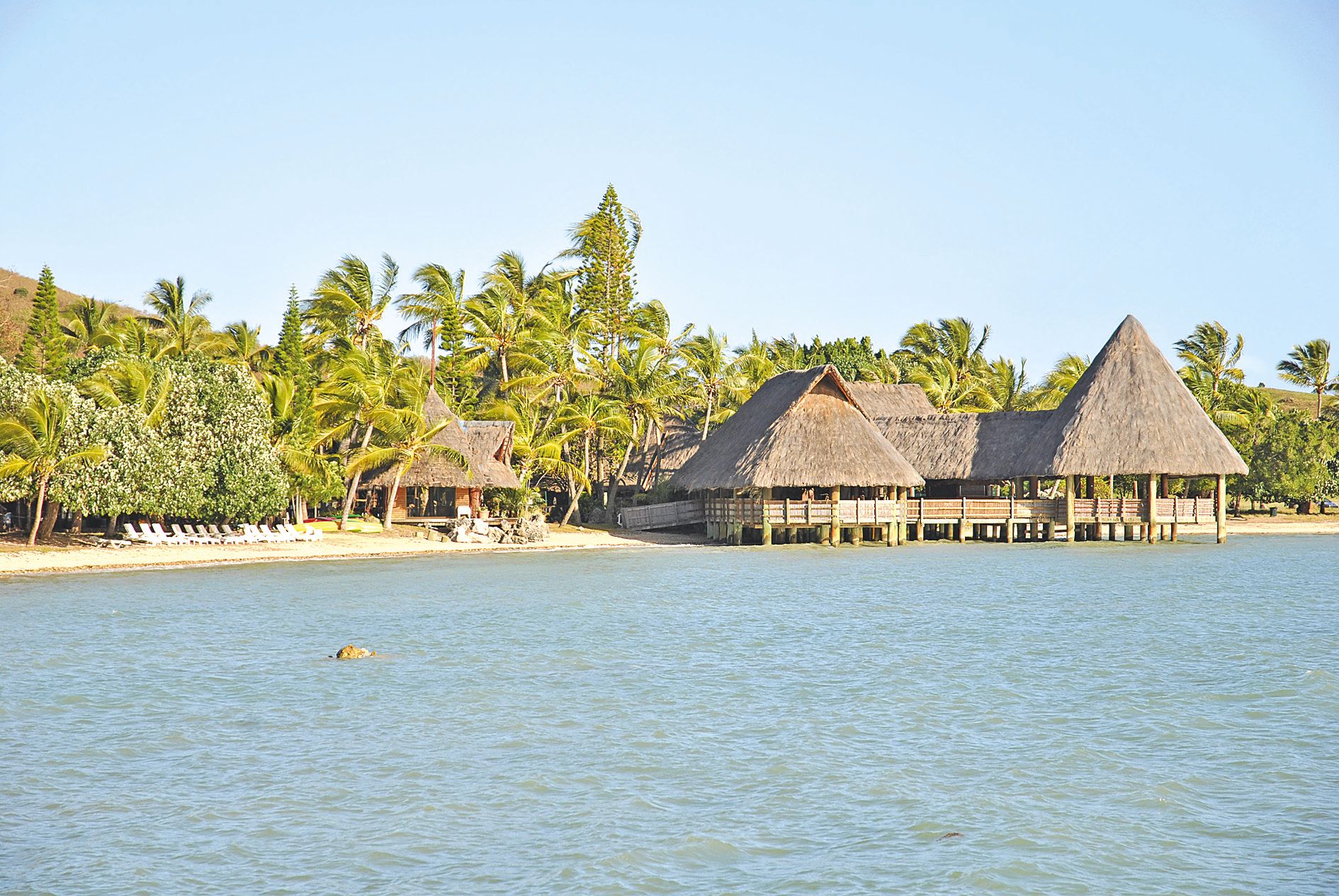 Le grand deck fonctionne en restaurant et snack, du  mercredi au dimanche, mais peut également être privatisé.