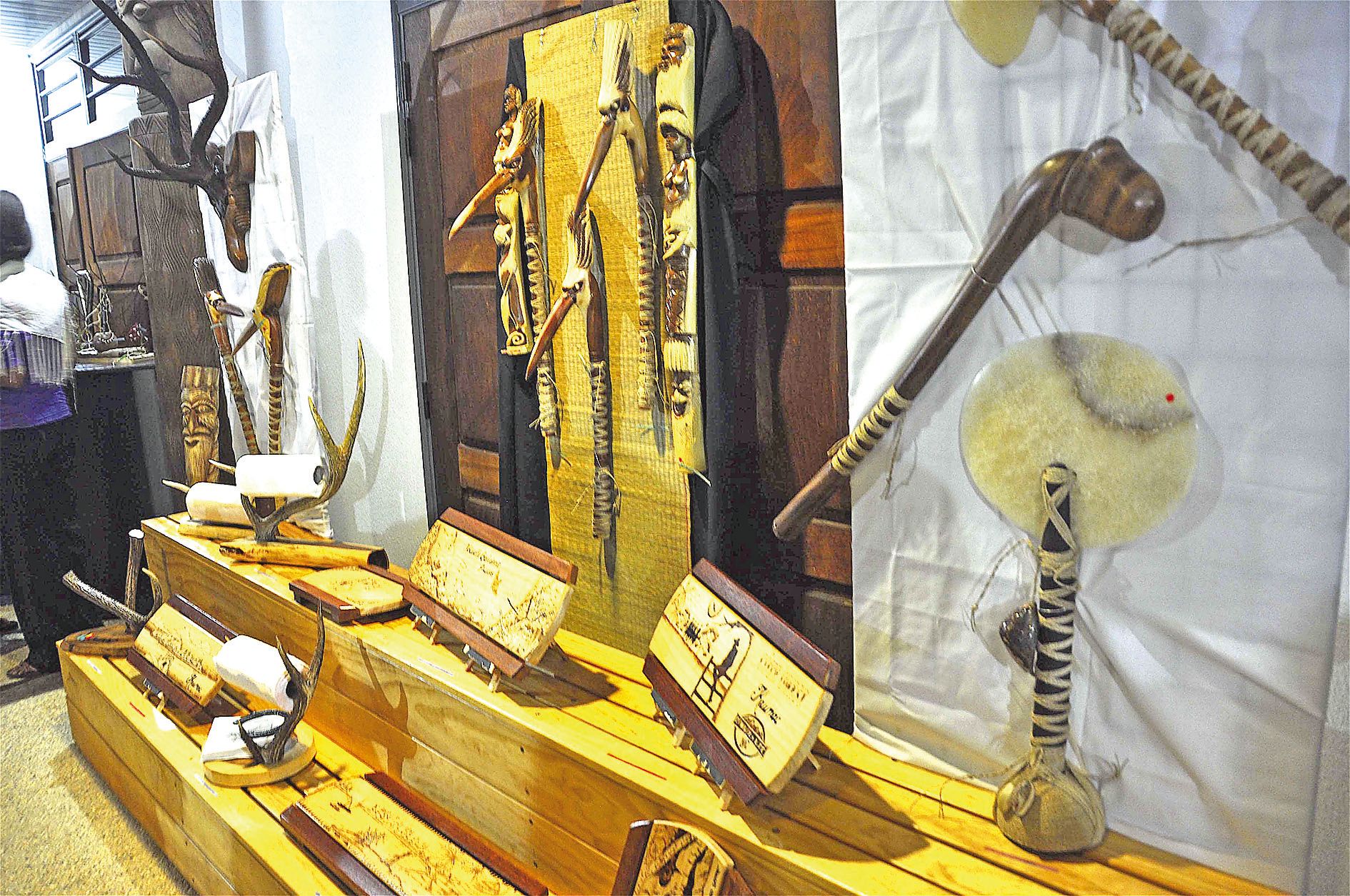 Les œuvres ont été réalisées selon des techniques différentes et à partir  de matières diverses. Un exemple de la diversité artistique de Koumac.