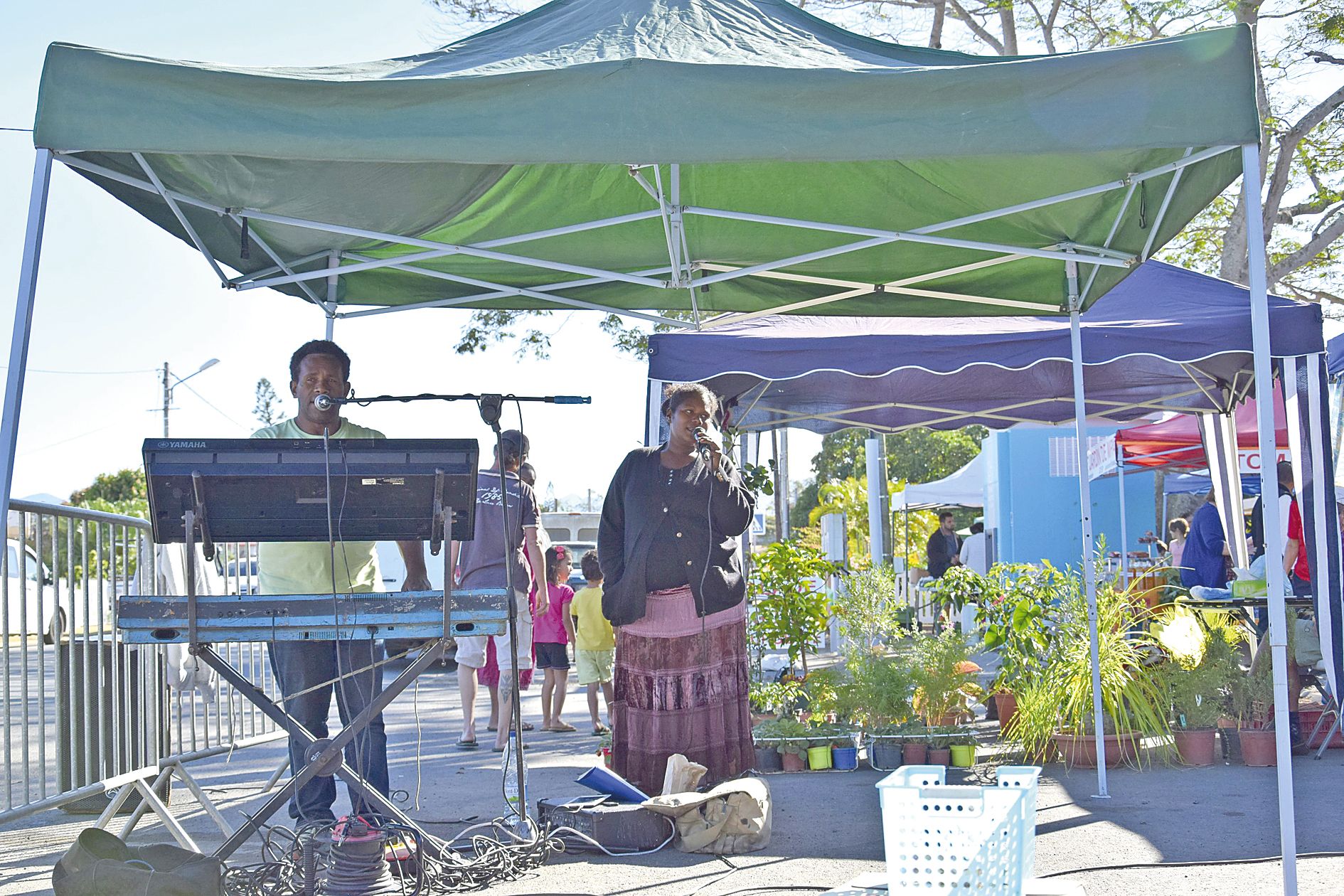 Les chanteurs ont connu un vif succès. « Le marché est maintenant ouvert en semaine  et à tout le monde, pas seulement aux gens de la commune, mais aussi à l’extérieur, à la zone VKP, aux gens du Nord et du Sud », a expliqué Gisèle Waru, présidente de l’a