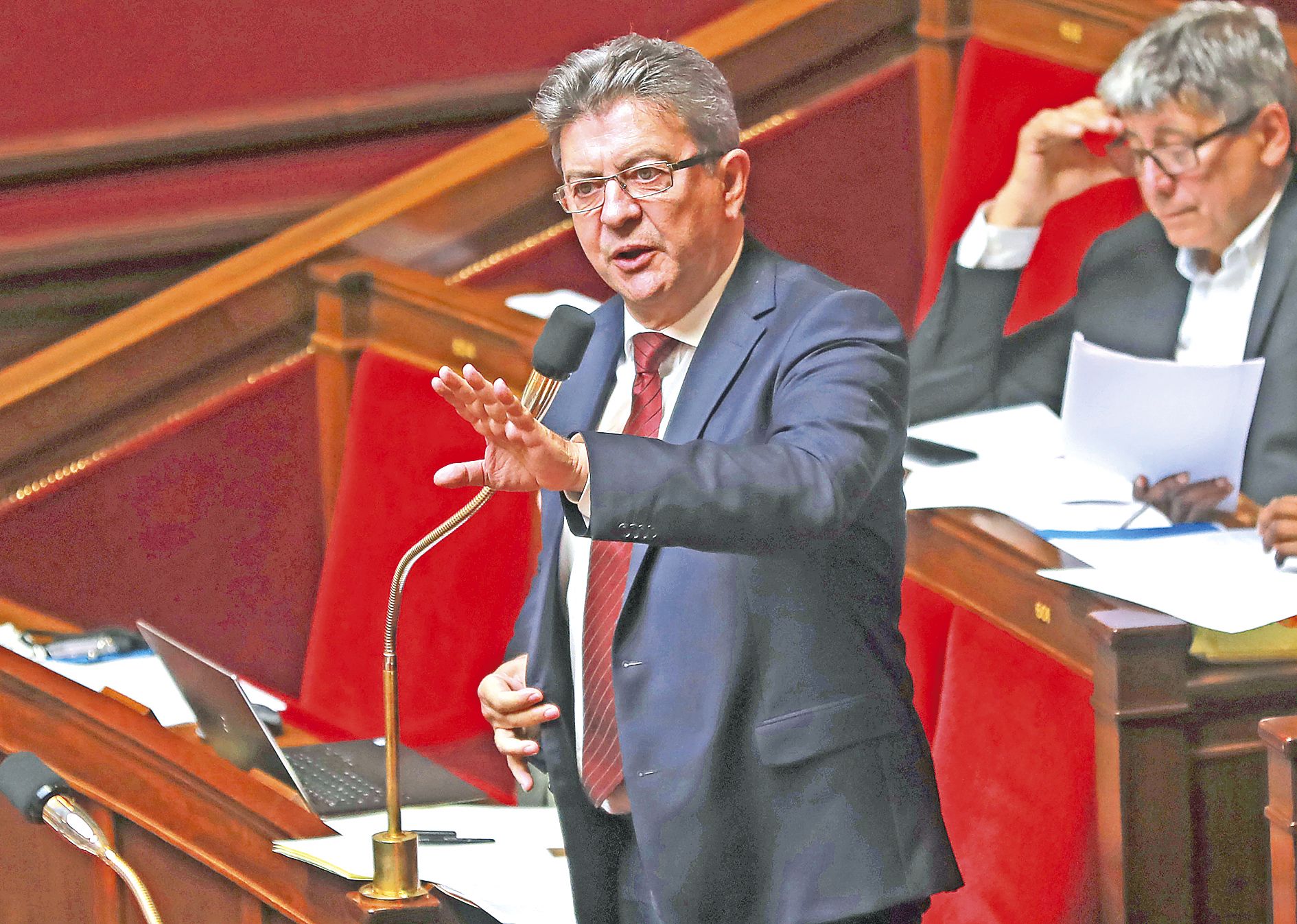 Le chef de file des élus La France insoumise, le député Jean-Luc Mélenchon, sur les bancs de l\'Assemblée nationale.