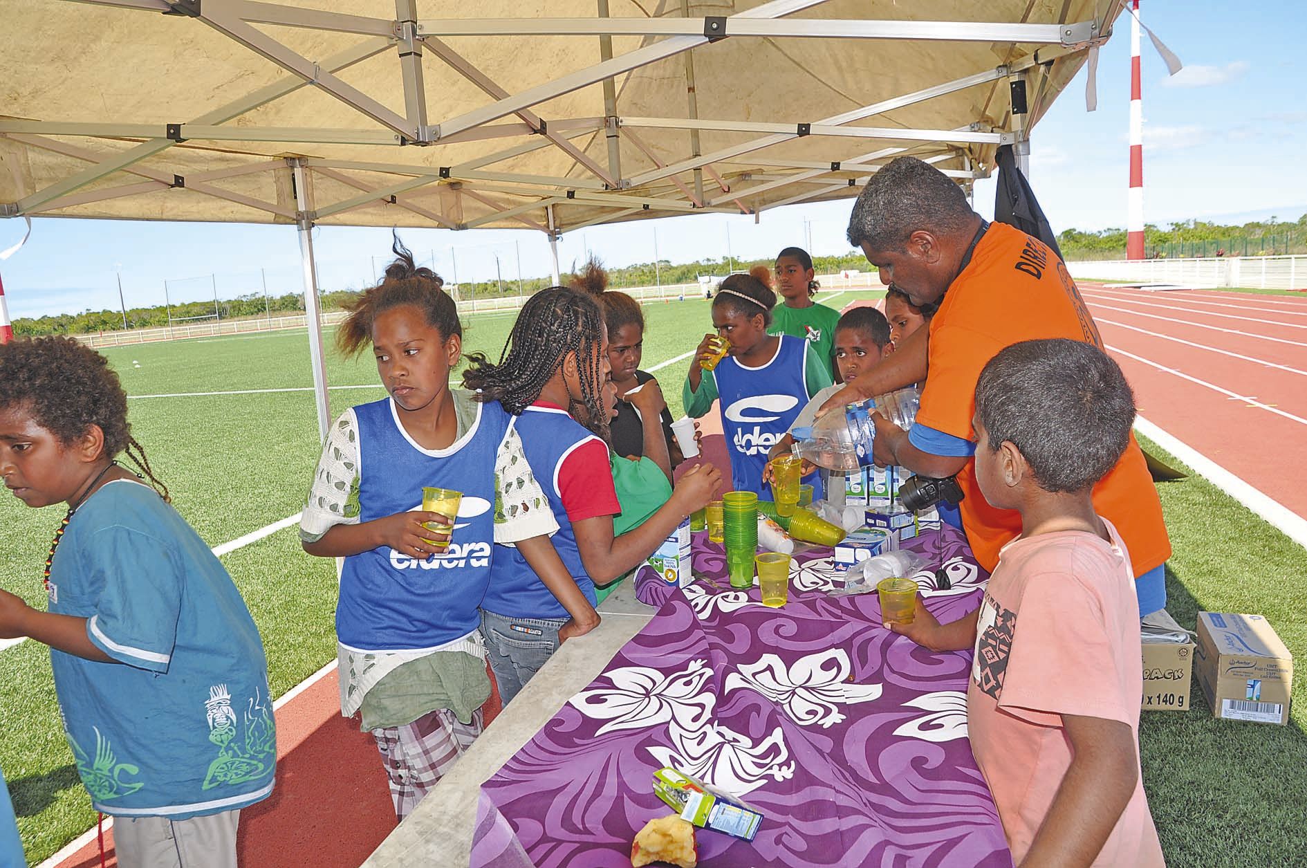 « Buvez de l’eau » n’ont cessé de rappeler les animateurs des centres de loisirs  provinciaux comme Donald (notre photo). Alliant le geste à la parole, les boissons sucrées ont été bannies pendant les pauses. A l’initiative de l’Office municipal des Sport