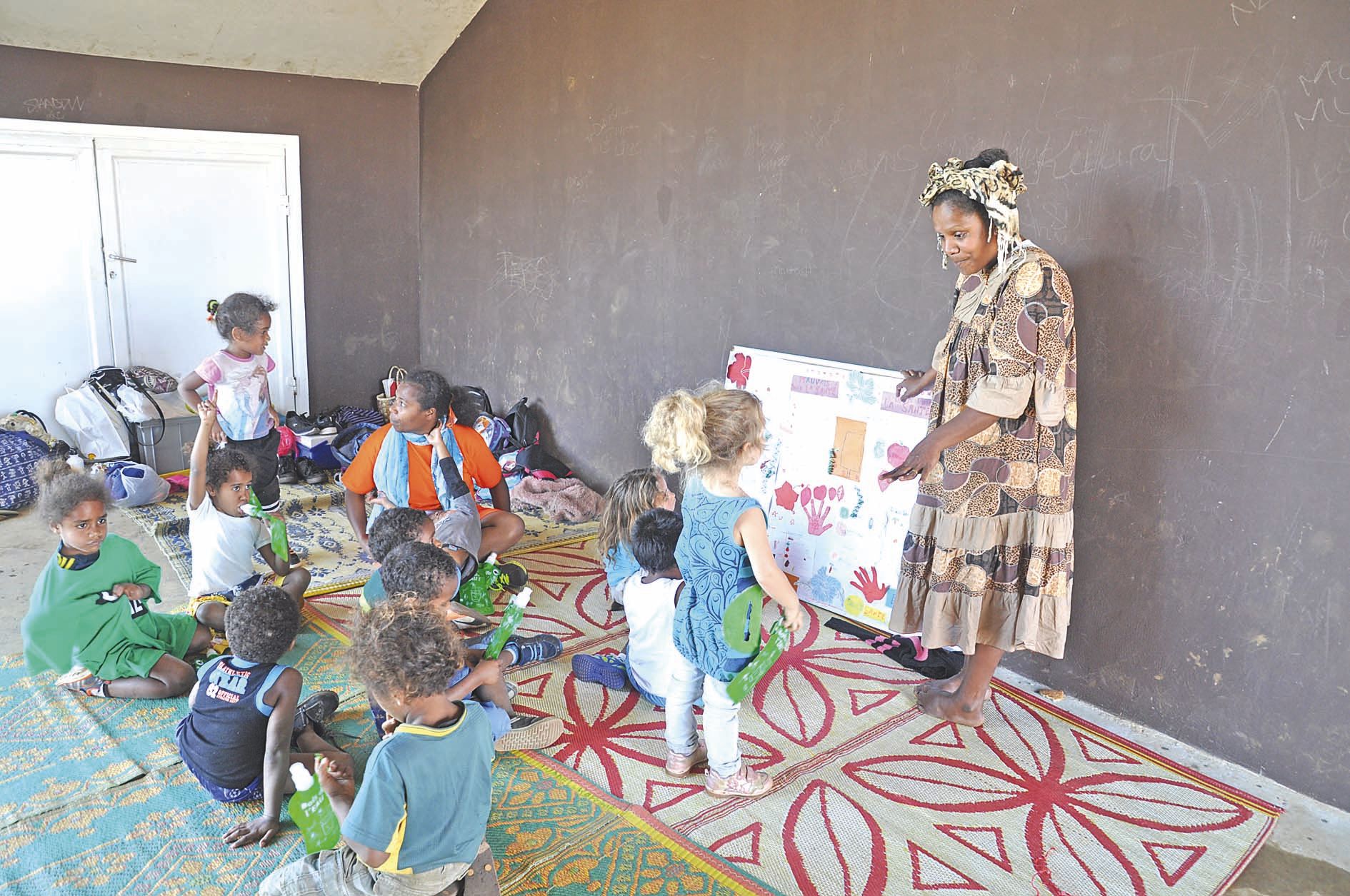 Les animatrices de Wakoné, Sabrina et Rose (notre photo) ont animé un atelier pédagogique pour les plus petits. Au programme, les « bons » et les « mauvais » aliments. Pendant la pause méridienne, le repas s’est voulu équilibré et a permis de poursuivre l