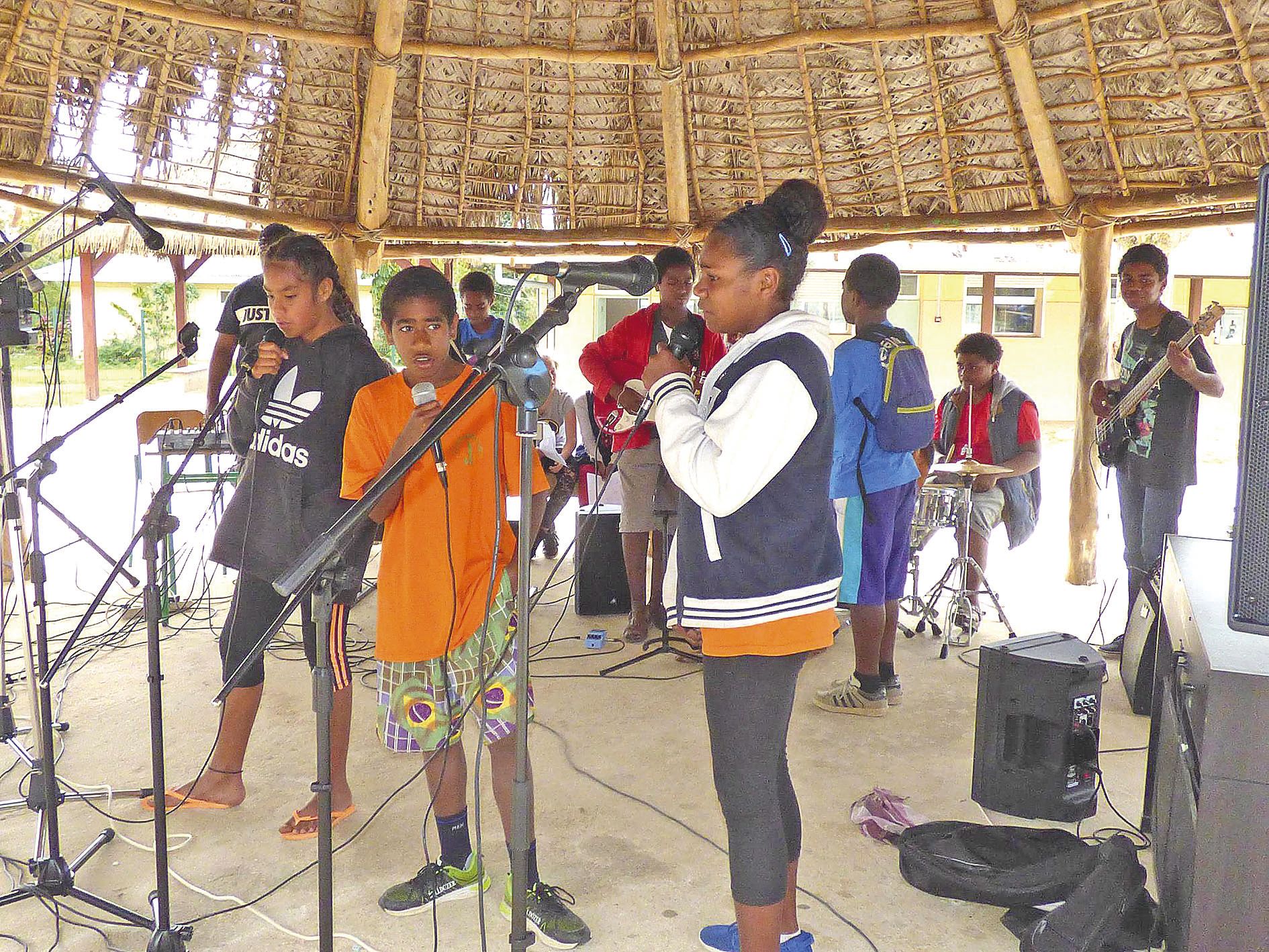 La cérémonie a débuté par plusieurs représentations musicales interprétées par la  section musique du collège, au grand faré qui domine la cour de l’établissement.
