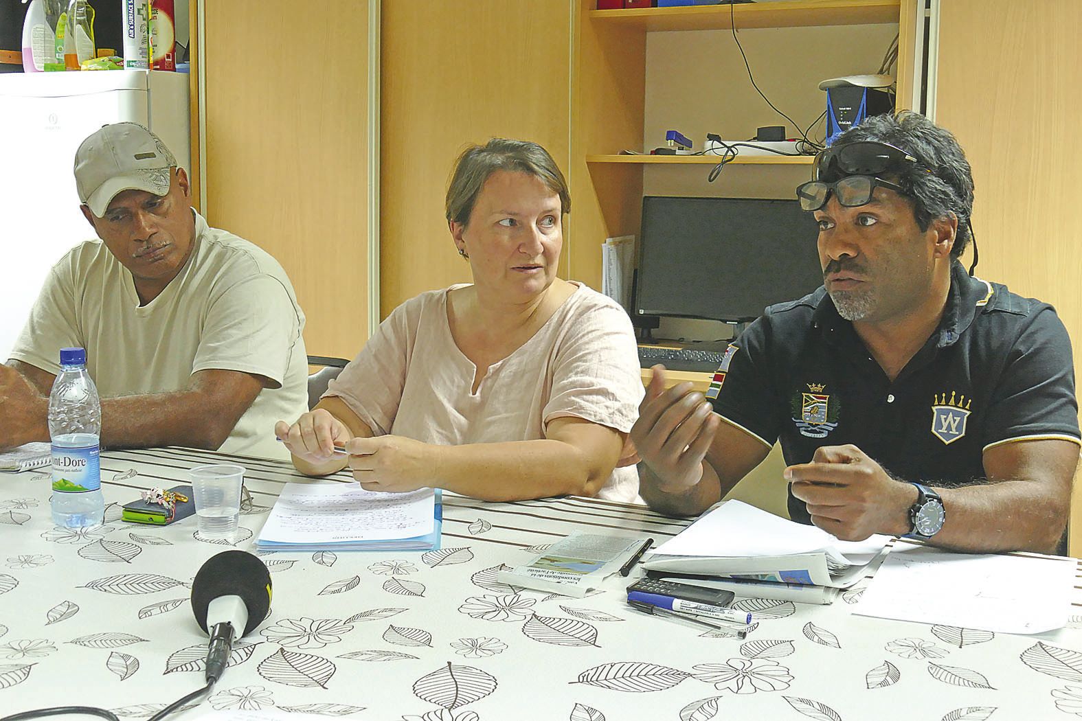 Grégoire Ouary (à g.), délégué syndical du SGTINC-Cogetra, Evelyne Serieyssol, secrétaire générale adjointe de la branche industrie de la CFE-CGC, et Pascal Pujapujane, délégué syndical de l’USTKE. 