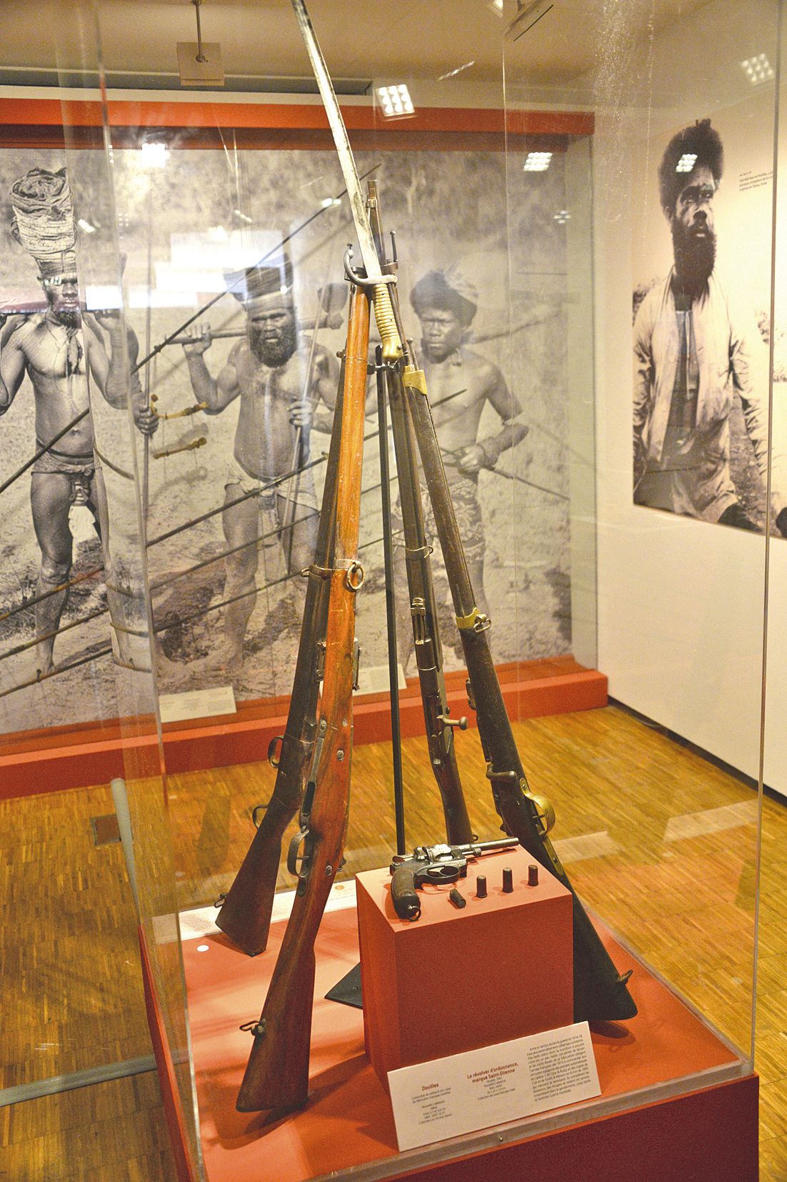 Messages à nœuds, haches et massues, d’un côté, pistolets et fusils, de l’autre : les deux camps ne se battaient pas à armes égales, en 1917. Les visiteurs peuvent manipuler des fac-similés, comme les minutes du procès de 1919 ou les carnets du géomètre R