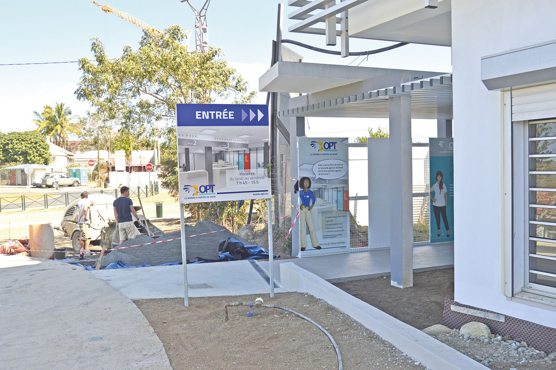 Pour le moment, l’entrée se situe du côté de la salle  Au Pitiri. Par la suite, l’accès se fera par le parking clients.