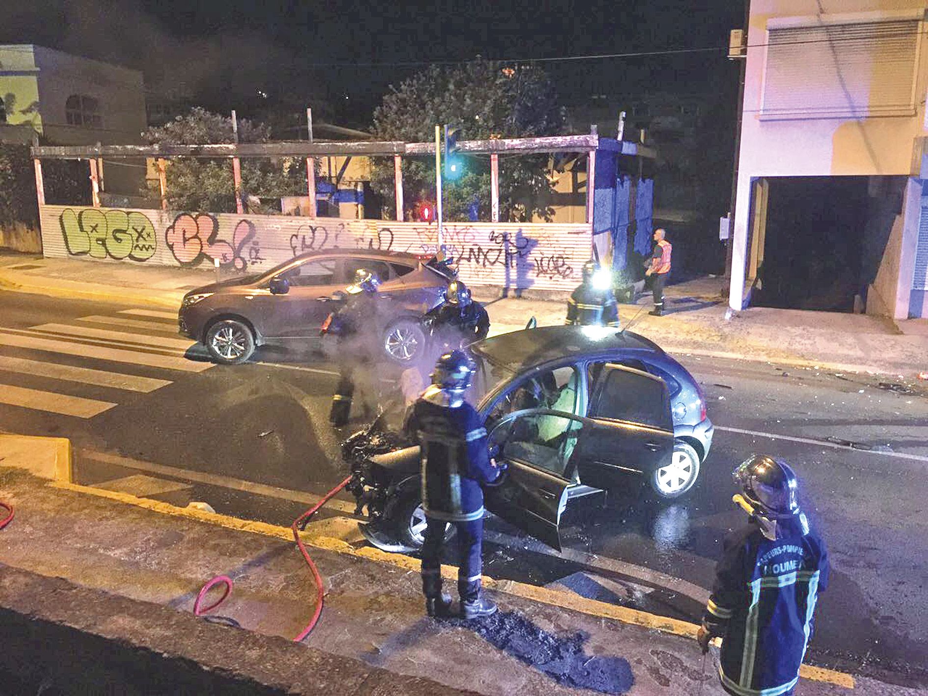 Les pompiers éteignent le véhicule en flammes alors que les hommes de la Bac prennent en charge le conducteur indemne.