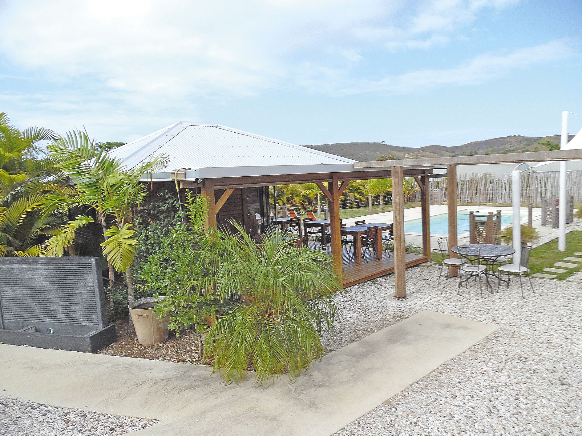 Le coin détente autour de la piscine et du faré.