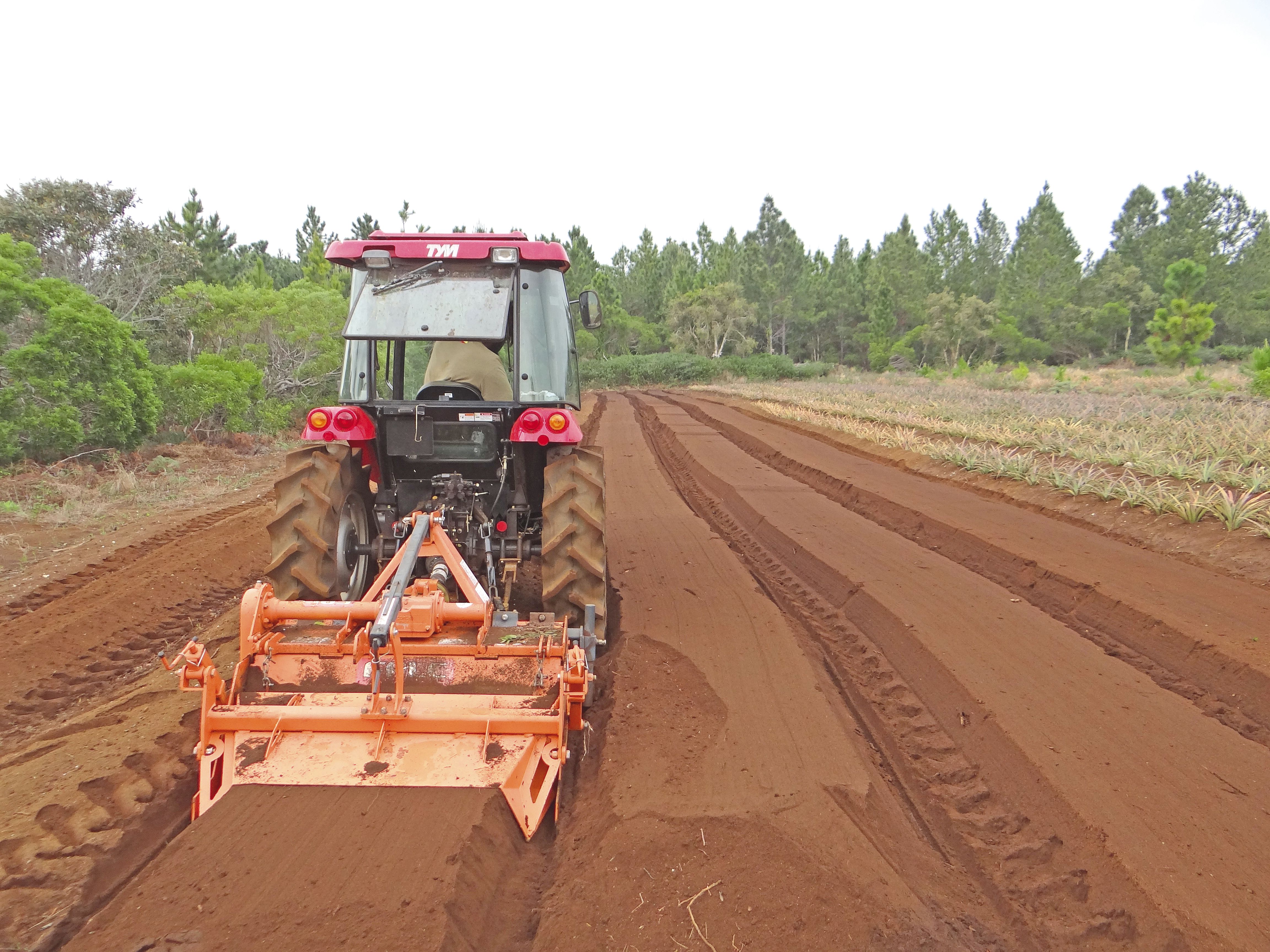 Toutes les formations menées par la plateforme machinisme (ici à l’île des Pins) passent par la pratique sur le terrain.