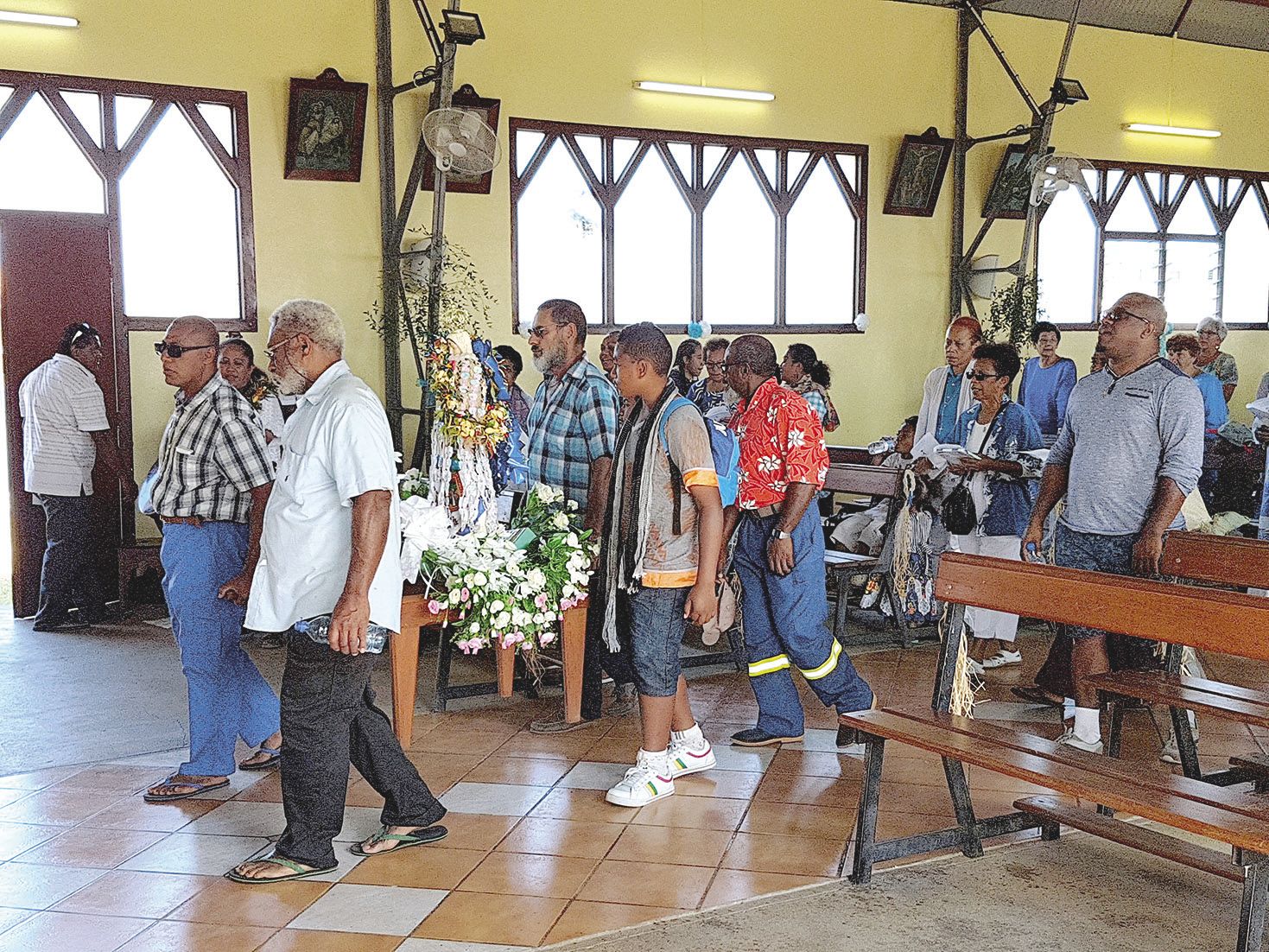 La statue de Notre Dame de Fatima a été portée par les fidèles.