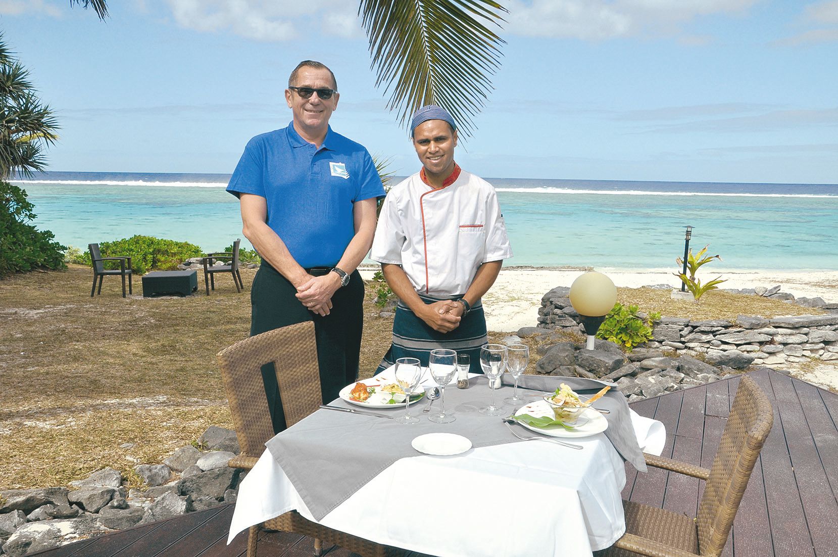 Sur la terrasse surplombant la plage de Kawe, Régis Rigault (en bleu) se dit très satisfait de l’arrivée de son nouveau chef.