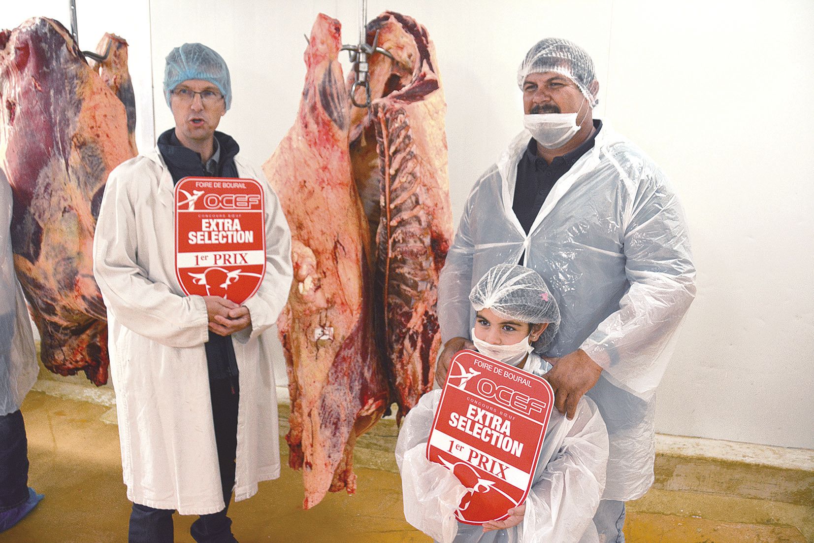 L’éleveur, Jérôme Siret ici à droite avec sa fille, et son acheteur, Damien Delos, boucher de Géant Sainte-Marie.