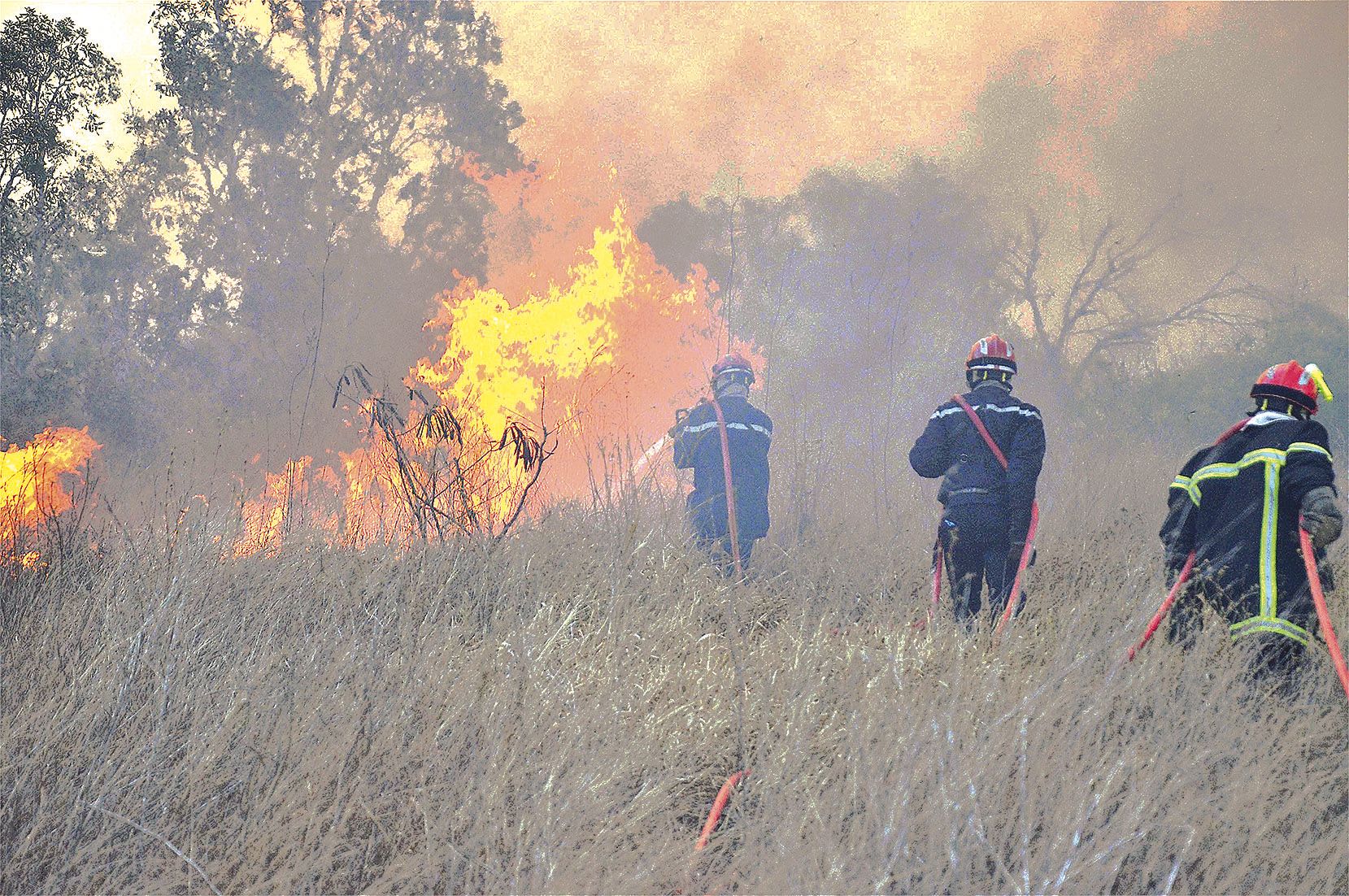 Cette semaine, un violent feu s’est déclaré à Koumac. Épuisés, lespompiers du SIVM nord ont reçu le soutien d’agents de la Sécurité civile.