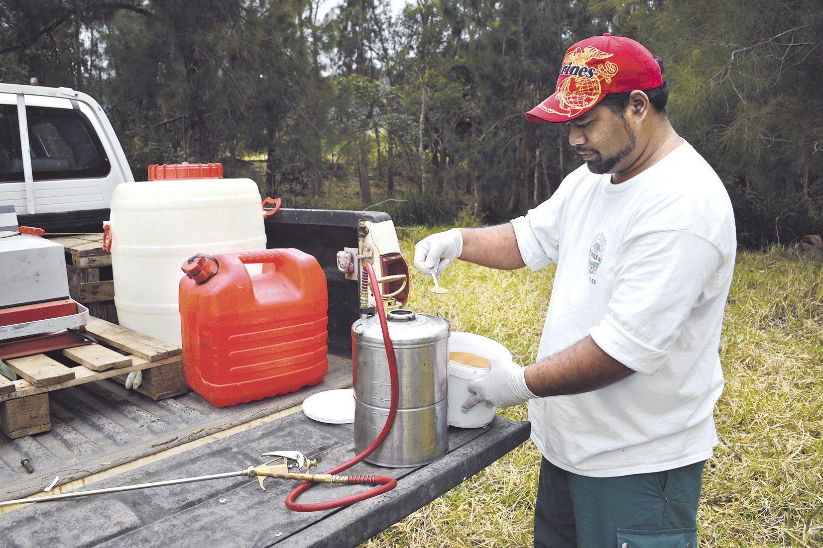 Une odeur de foin s’échappe de la poudre brune, que les techniciens  ont déjà commencé à pulvériser sur les points d’eau depuis mardi dernier.