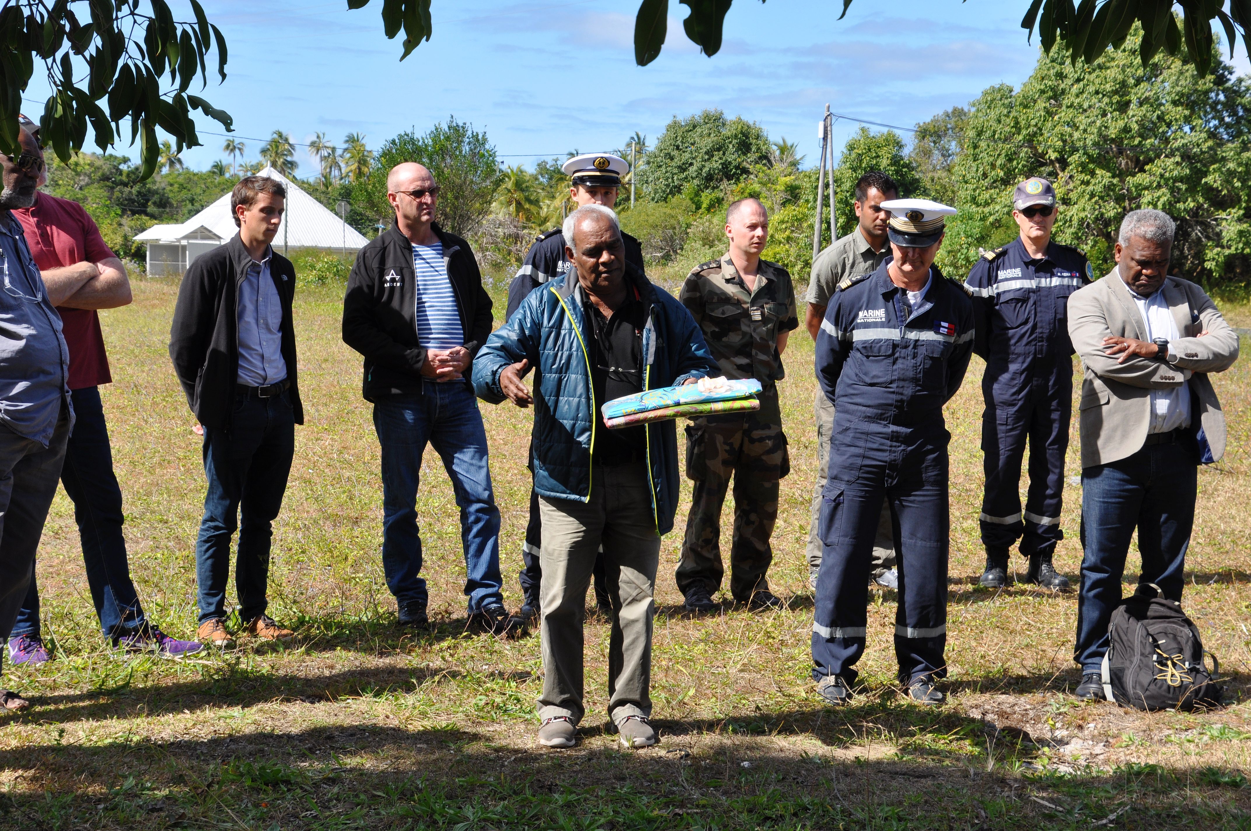 Le 3 août dernier sur le terrain de football de Wabao pressenti comme site de refueling. Pierre Ngaiohni, le maire de Maré, présentait le geste coutumier à la chefferie pour pouvoir engager palabres et négociations.