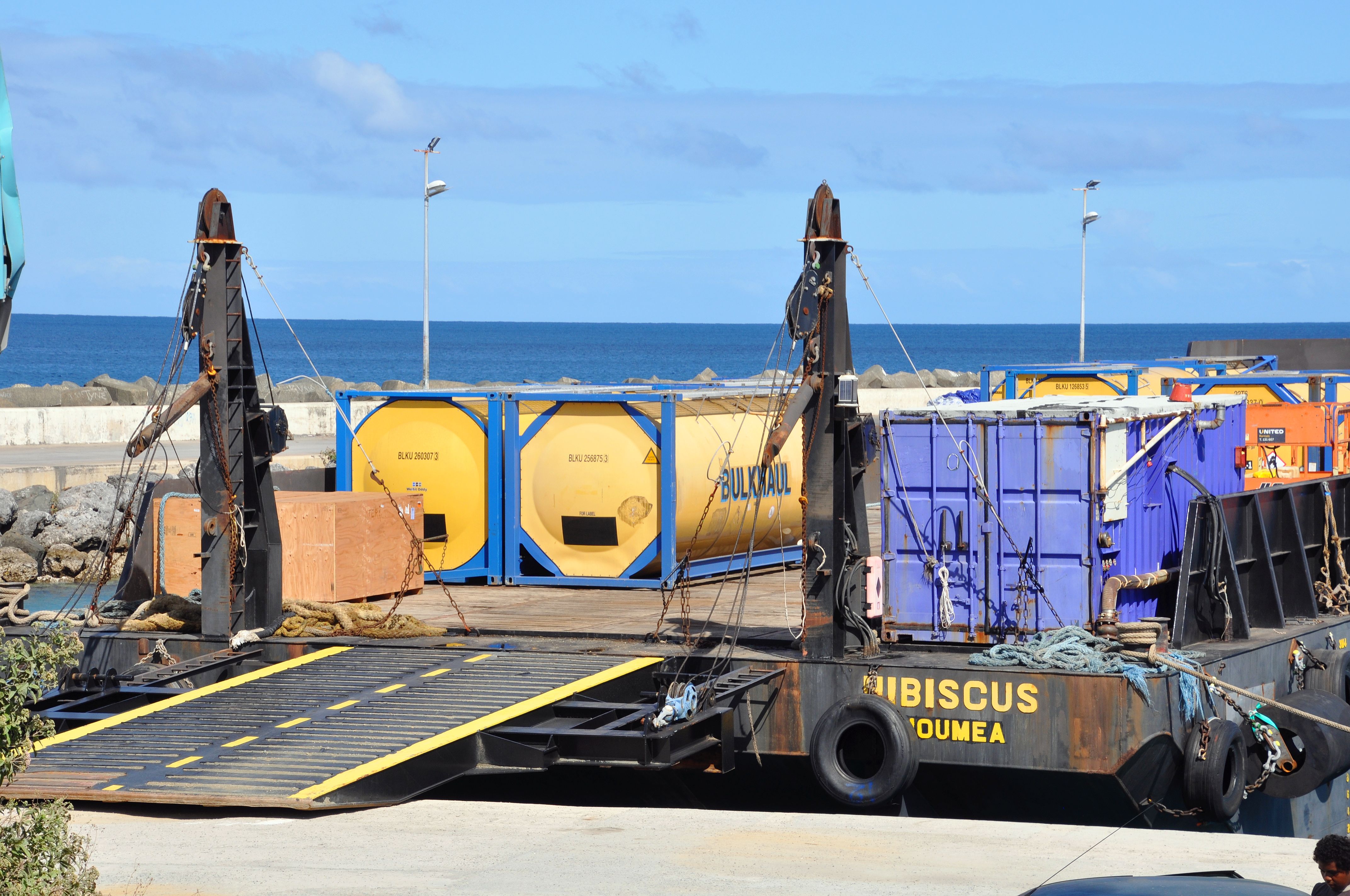 Une dizaine de tanks contenant 20 000 litres de kérosène chacun sont arrivés parbateau sur le port de Tadine le mercredi 23 août. Si un tank est acheminé chaque jour vers Wabao, les autres sont stockés sur le futur dépôt pétrolier de Maré en périphérie de