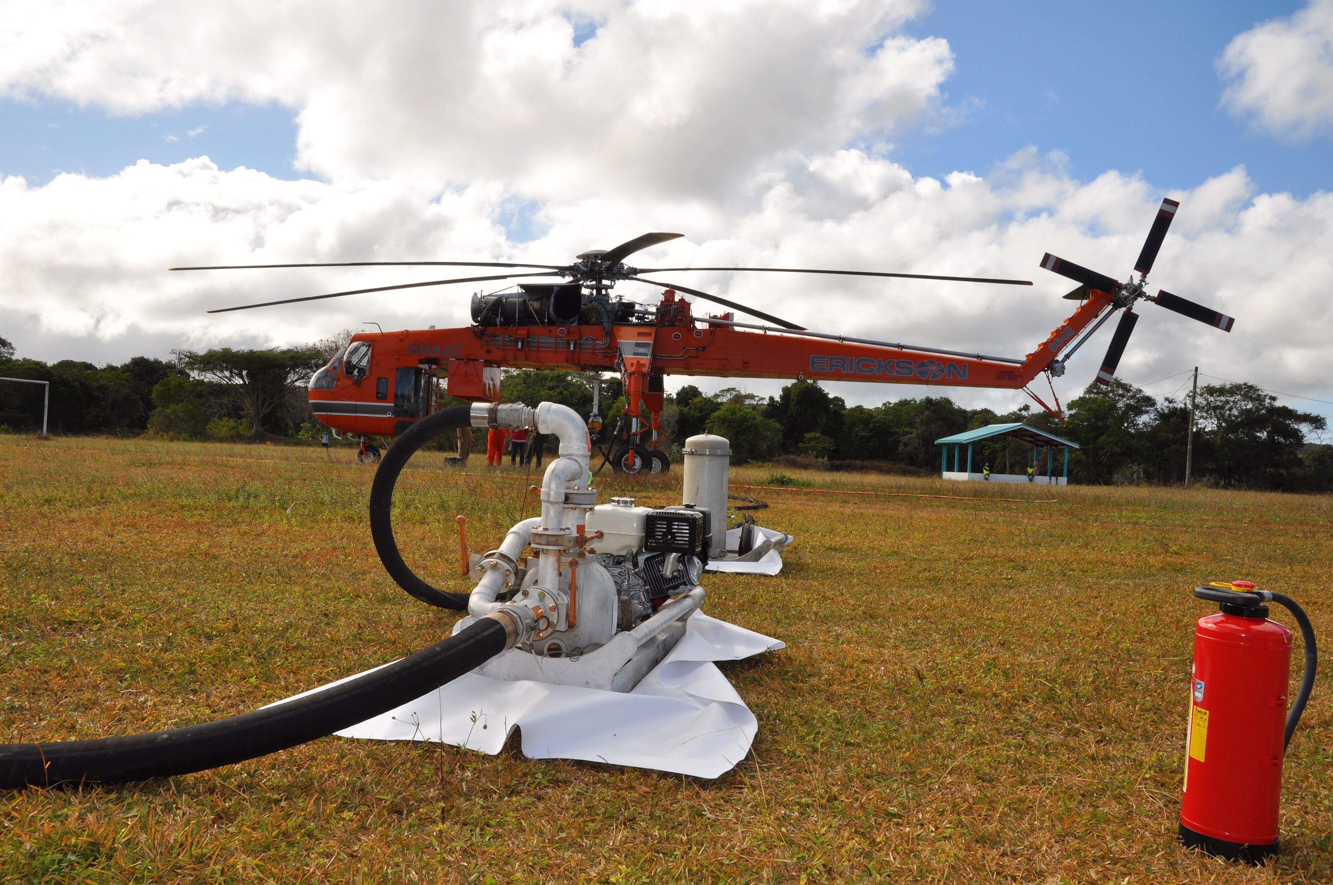 Seul le système de pompage et la cuve de fuel sont conservés sur le site de Wabao. Chaque soir, l’hélicoptère quitte Maré pour Nouméa, avec à son bord le mécanicien de l’Aircrane, pour assurer son entretien et le bon déroulement des opérations.