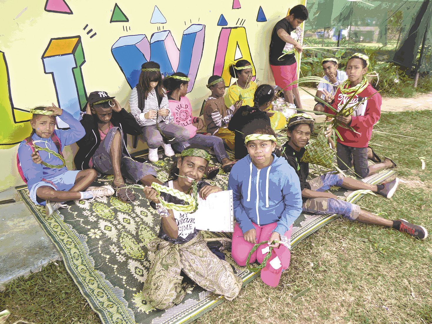 Les écoliers et les collégiens se sont aussi initiés au tressage, avec des feuilles  de pandanus agrémentées de fleurs et d’objets de récupération.
