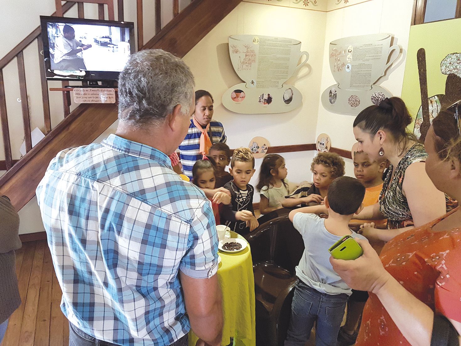 A l’écomusée, les élèves ont vu le cheminement de la cerise de café jusqu’à la tasse.