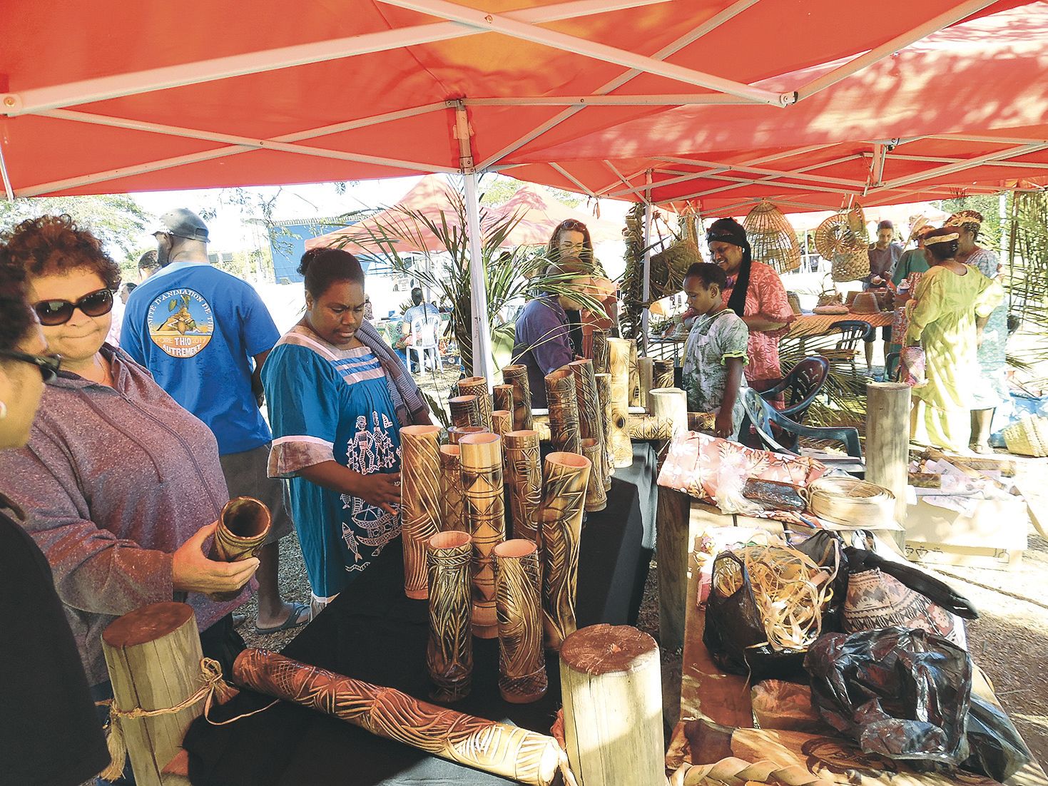 Le stand de Terres Brûlées a proposé des bambous gravés, fruit du travail de détenus du Camp-Est dans le cadre d’activités réalisées par Ricardo Poiwi, président de l’association.